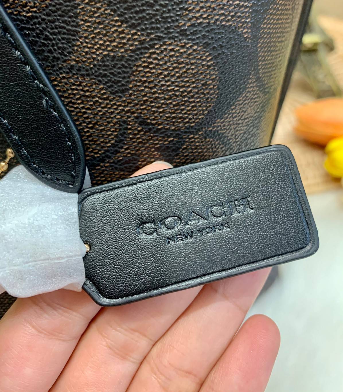 COACH MOLLIE TOTE IN SIGNATURE CANVAS ((1665)) พร้อมส่งอีกครั้ง ห้ามพลาดค่า! กระเป๋าหิ้ว//คล้องไหล่ ใบใหญ่ ทรงTote หนังแท้นิ่มอย่างดีค่ะ ภายในแบ่ง2ช่องใหญ่ สามารถใส่ A4ได้เลย ช่องกว้างมากๆ มีช่องกระเป๋าซิปกลางให้ใส่ของอีกช่องนะคะ