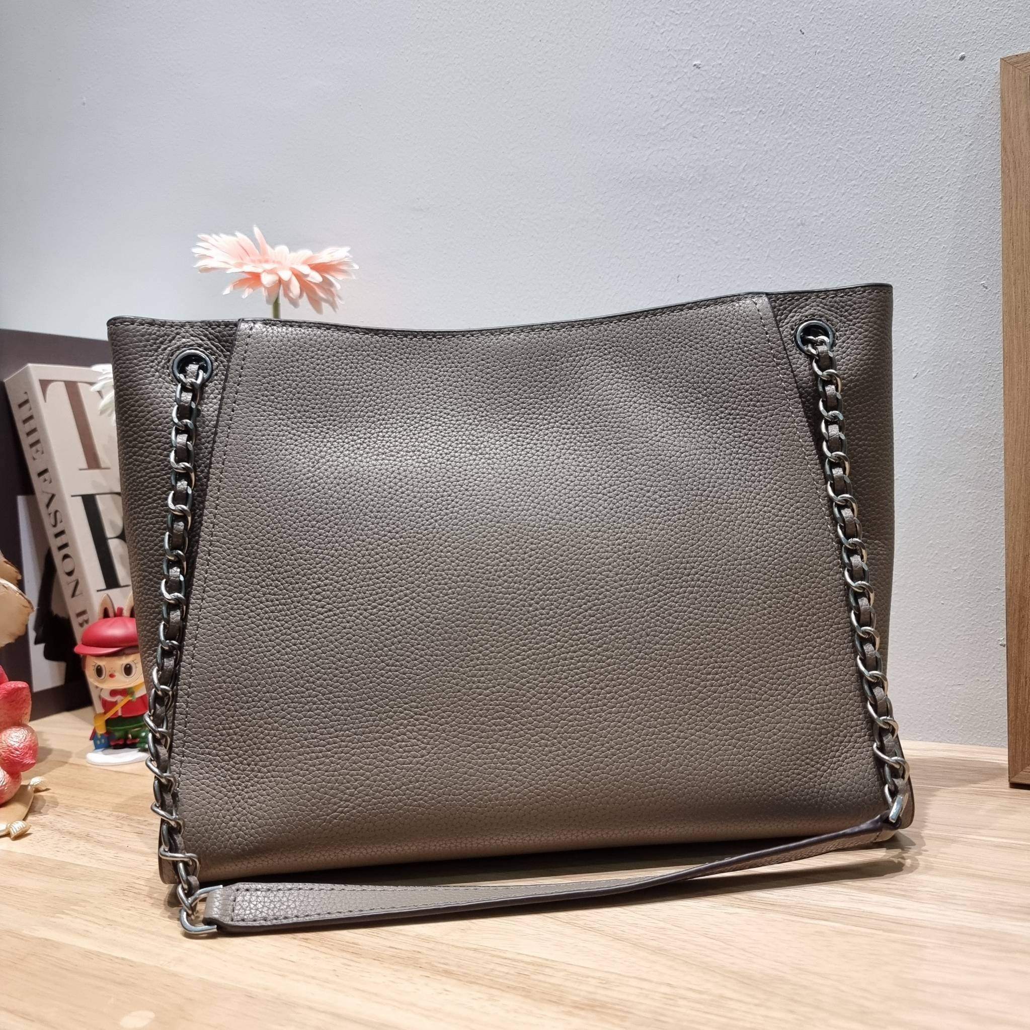 TORY BURCH BRITTEN SMALL SLOUCHY TOTE / TORY TOTE BAG / TORY BAG พร้อมส่ง กระเป๋าสะพายตัวแม่ รุ่น top ที่สวยดูแพง ใช้งานสะดวกมาก ดีไซน์ออกมาได้เรียบหรู ผู้ดี