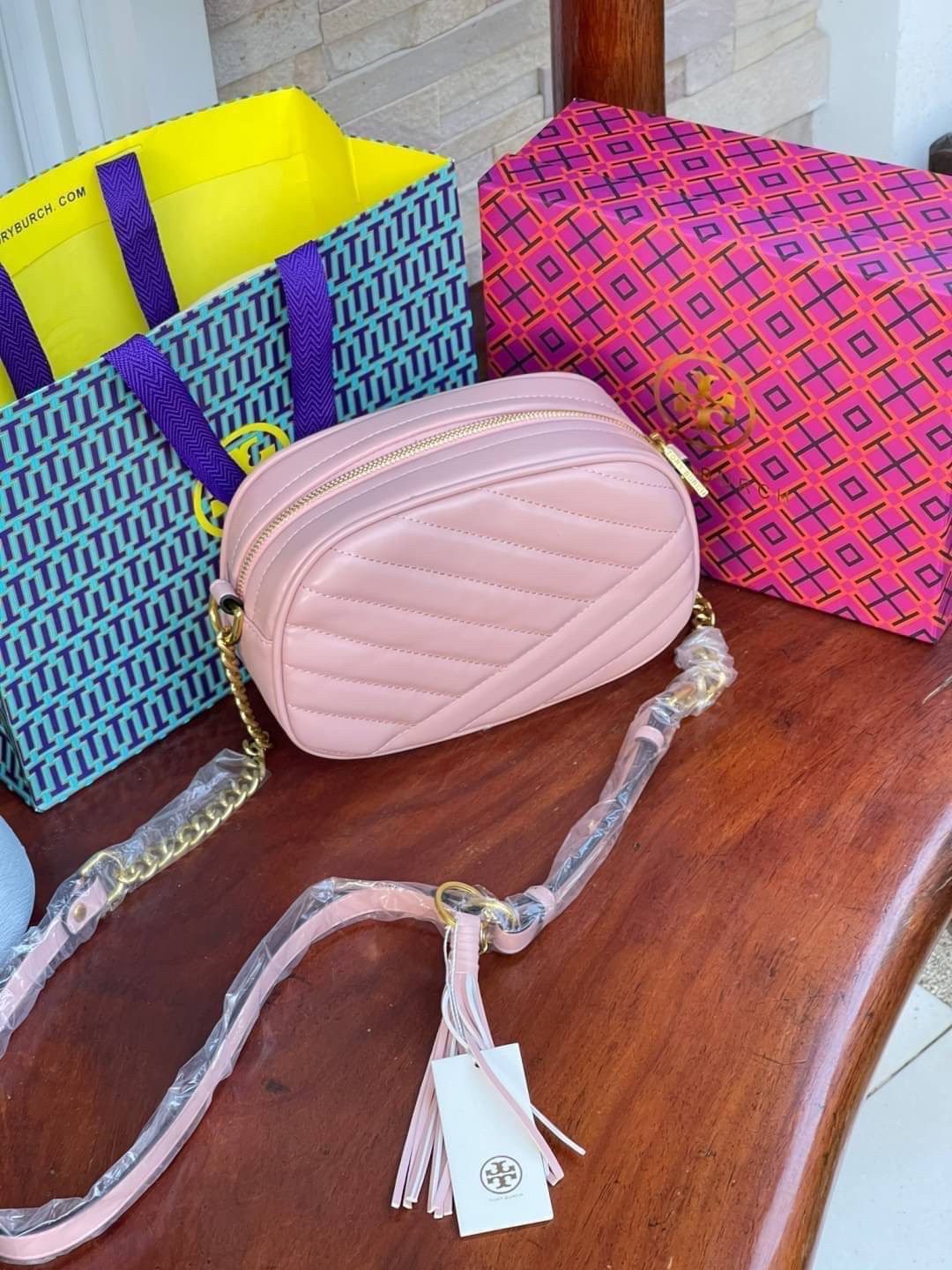 Tory Burch KIRA CHEVRON SMALL CAMERA BAG สาว ๆ ลุคคุณหนูไม่ควรพลาด Collection นี้เลยนะคะ เพราะ Kira Chevron เป็นรุ่นที่ตอบโจทย์และครองใจสาว ๆ ได้อย่างแท้จริง เนื่องจากมีดีไซน์เรียบหรู โดยใช้เทคนิคการเย็บบนหนังเป็นลายเส้น (Chevron) ทำให้กระเป๋าดูมีราคามากย