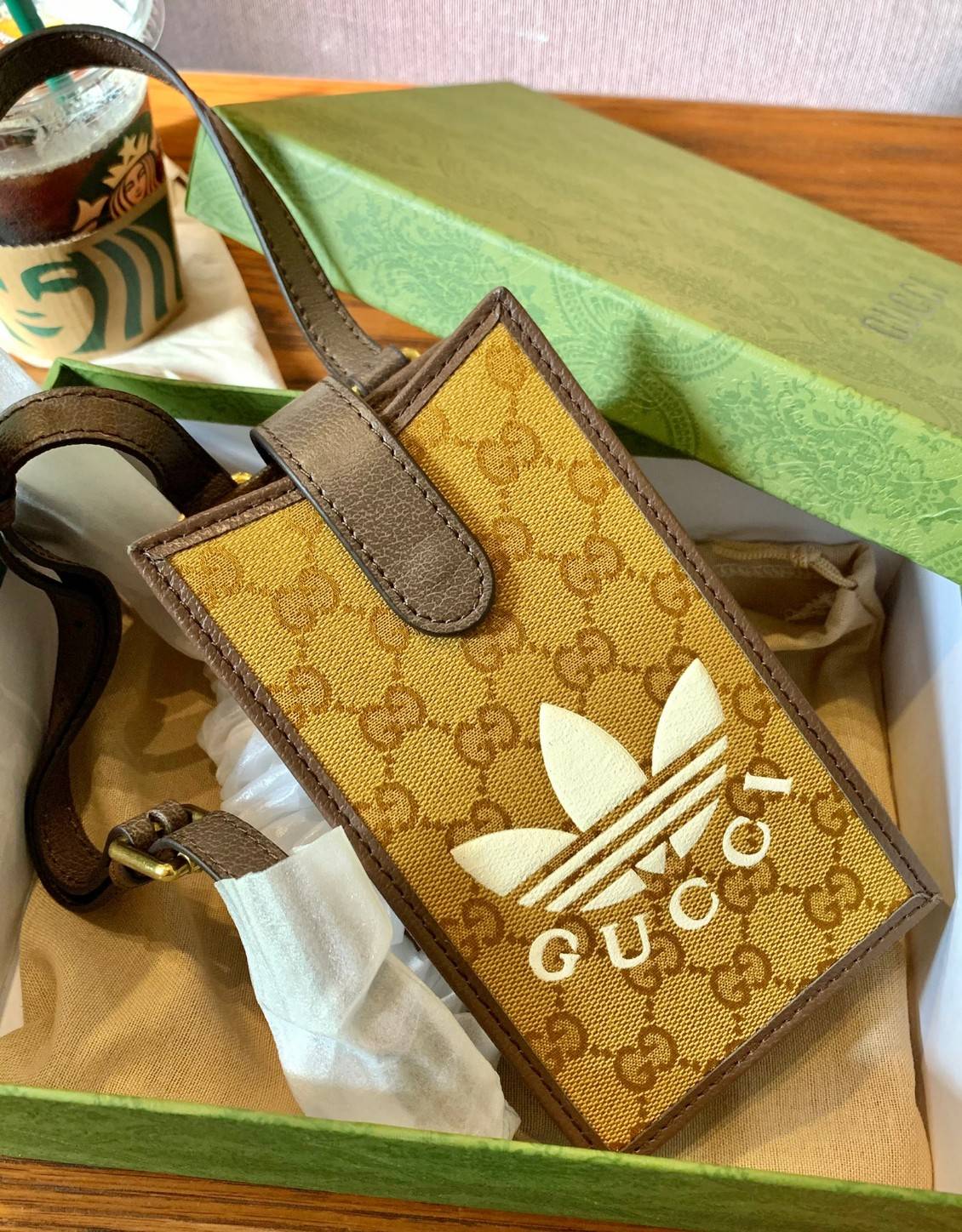 VIP 🥂 LIMITED EDITION Gucci x adidas Phone Case ไม่มีได้ยังไง สวยขนาดนี้ ที่หนุ่มๆสาวๆต้องมีติดตัวค่ะ 💙กระเป๋าใส่มือถือ หนังแท้ 🔺สีน้ำตาลอมเหลือง สัสดุJacquard ทอลายGG ค่ะ ด้านหน้าทั้ง3สี มีโลโก้แบรนด์แบบนูนอันเป็นสัญลักษณ์ของคอลเล