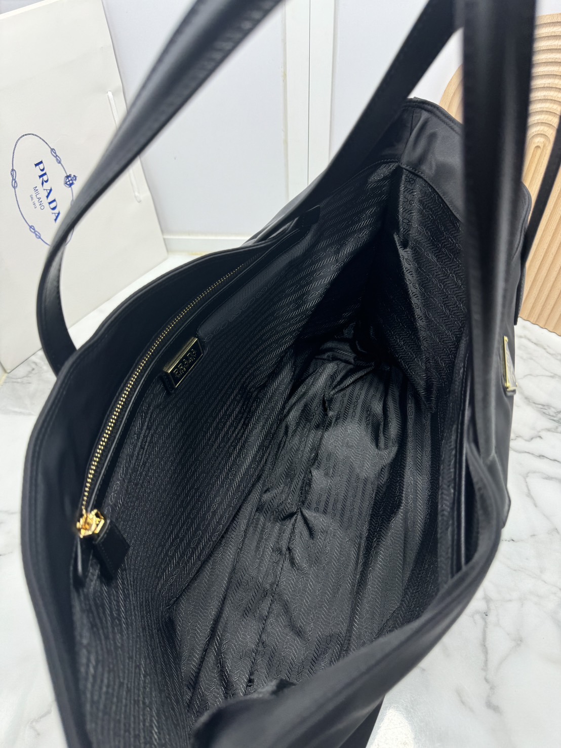 ORI หนังแท้ | Prada Re-Edition 1978 Tote Bag กระเป๋าสะพายทรงโท้ทใบใหญ่เรียบหรู งานผ้าไนลอนมีเสน่ห์เหนือกาล ดีเทลหนัง Saffiano หรูหราช่วยเติมเต็มแอกเซสซอรีที่มีพื้นที่ใช้สอยมากมายใบนี้ให้ลงตัว