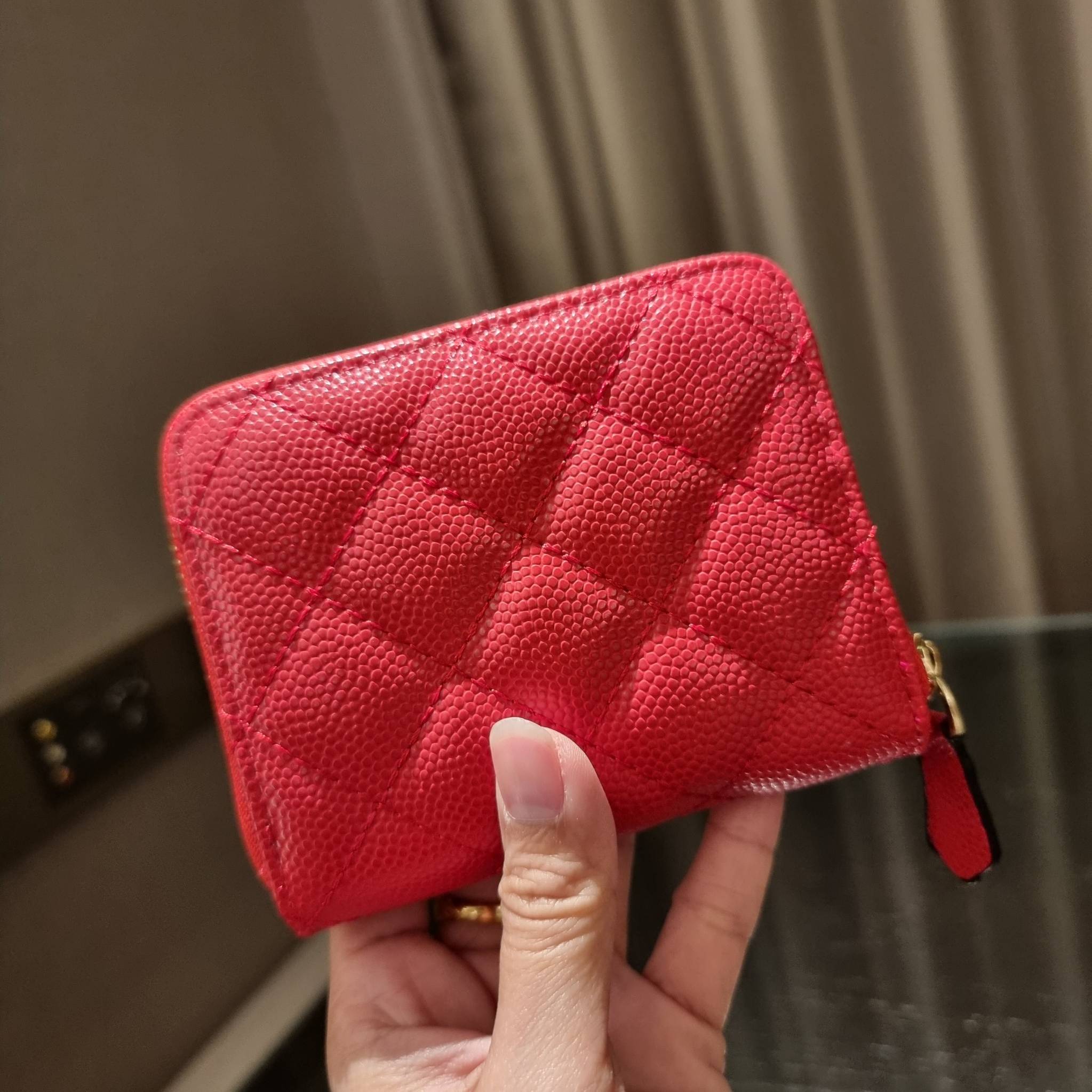 กระเป๋าสตางค์ใบสั้นรุ่นซิปรอบ จาก Chanel เรียบหรู ดูไฮน์ วัสดุหนังสังเคราะห์ลายคาร์เวีย ด้านในเป็นหนังซาฟเฟียโน่ เปิด-ปิดด้วยซิป รูดใช้งานง่าย ภายในกระเป๋ามีช่องใส่บัตร ใส่ธนบัตรได้ (แบบพับ) ดีไซน์เรียบหรูตามสไตล์ ใช้แล้วเฮง ใช้แล้วรวย จัดเลยจ้าา 🥰