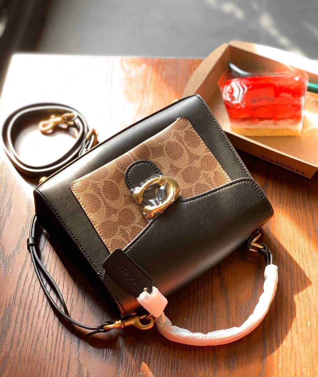 OUTLET 】COACH TABBY TOP HANDLE 20 LEATHER BAG หรูหรามากๆค่ะ สินค้าแนะนำ!! กระเป๋าถือ//สะพายข้างได้ วัสดุหนังแท้อย่างดี หนึ่งใบทำหนัง2แบบได้อย่างลงตัว สวยงาม มีอะไหล่ตัวC ใหญ่ด้านหน้าโดดเด่นหรูมากๆค่ะ 🔺เปิดปิดแบบกดล็อค ภายในมี2ช่องสำหรับใส่ของ สามา