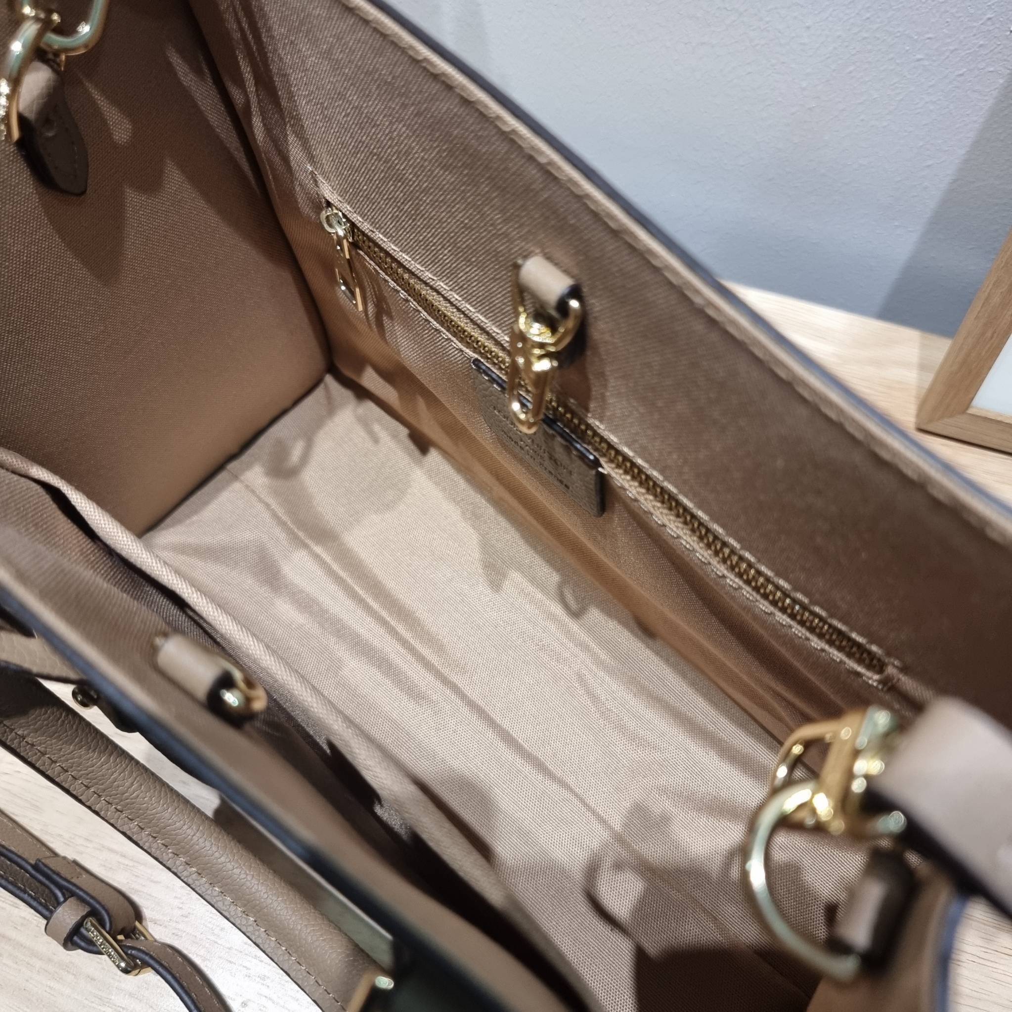 LV Onthego / LV crossbody tote bag กระเป๋าทรงโท้ทเวอร์ชั่นดั้งเดิม ที่คลาสสิค ผู้ดี หรูหรา โทนสีใช้งานง่าย ได้ทุกลุค ทุกสไตล์ วัสดุหนังลูกวัว ผิวลายเกรน มาพร้อมหูจับในตัว คล้องแขนก็ดูแพง หรือจะเกี่ยวสายครอสสะพายก็อัพลุคได้เลย ภายในโล่งกว้างมาก มีอะไหล่เกี