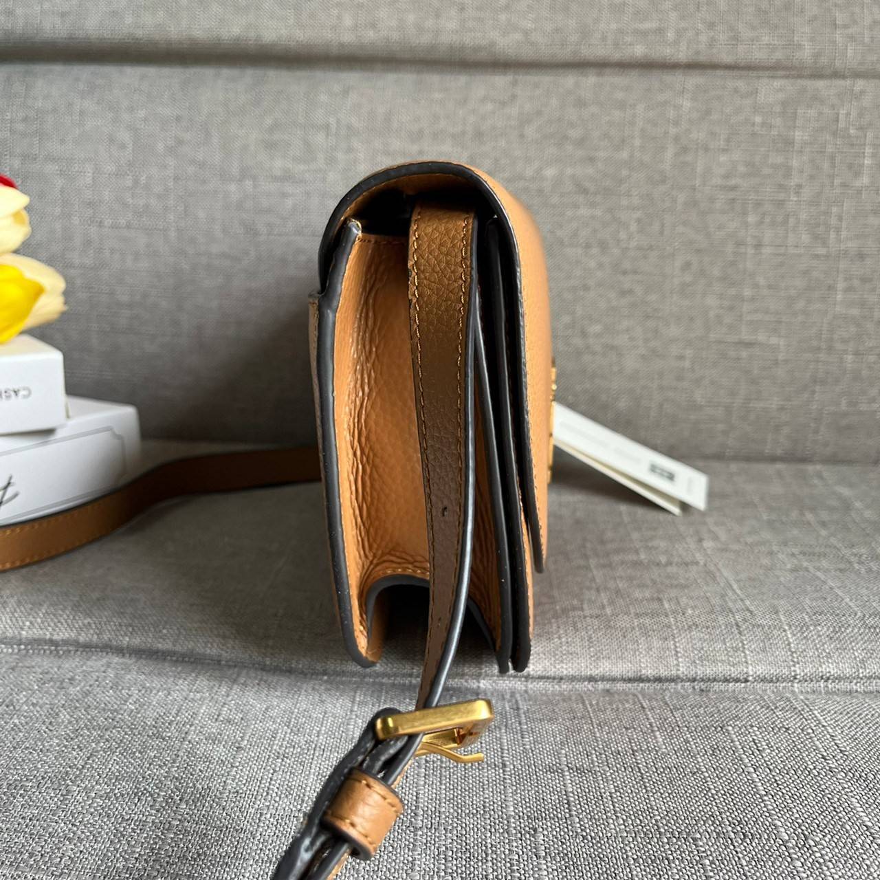 TORY BURCH BRLTTEN SMALL SADDLE BAG / Tory Burch Britten Flap Shoulder Bag กระเป๋าสะพายข้าง วัสดุหนังแกะแท้ ด้านหน้าประดับโลโก้แบรนด์ เปิด-ปิดกระเป๋าแบบกระดุมแป็กแม่เหล็กแน่นหนา ภายในมีช่องหลัก ใส่กระเป๋าเงินใบกลาง มือถือได้ทุกรุ่น มีช่องแยกใส่ของจุกจิกอี