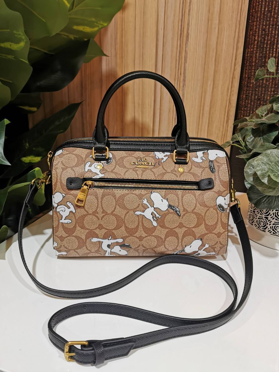 COACH FACTORY BOSTON BAG IN SIGNATURE X SNOOPY COLLECTION กระเป๋าถือหรือสะพายคอลเลคชั่นพิเศษจาก Coach Factory วัสดุ Signature refined calf leather หนังแท้ลายคอลเลคชั่น Snoopy เทคเจอร์สวยอยู่ทรง ดีไซน์ยอดนิยม ด้านหน้ามีโลโก้และช่องซิปแบรนด์ ช่องหลักเปิดปิด