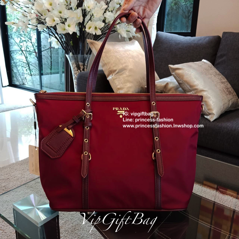 งานใบใหญ่ **ใส่ของจุใจ จากงานพรีเมี่ยมกิ้ฟ จากเคาเตอร์ต่างประเทศคะ แบรนด์ PRADA เป็น กระเป๋าผ้าไนล่อน ตามแบบฉบับของแบรนด์เลย หลงรักเลยคะ สะพายไหล่ได้ ถือก็สวยๆ ใช้แล้วสวยมากๆ ใส่ของได้เยอะเว่อร์ คุ้มราคา ห้ามพลาดเลยคะ!
