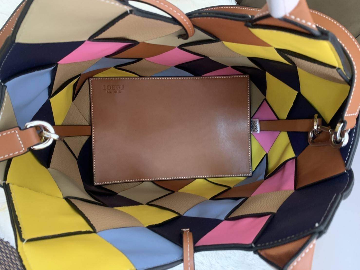 LOEWE SURPLUS LEATHER WOVEN BASKET BAG IN CLASSIC CALFSKIN กระเป๋าสาน กระเป๋าถือหรือสะพาย อะไหล่เงิน มาพร้อมสายสะพายยาวในตัว (ถอดได้ /ปรับระดับไม่ได้) ดีไซน์ถักทอแบบงานสานหมากรุก สวยล้ำนำสมัยมากๆ ค่ะ น้ำหนักเบา ตอบโจทย์การใช้ชีวิตระหว่างวันที่ดูไม่ซับซ้อน