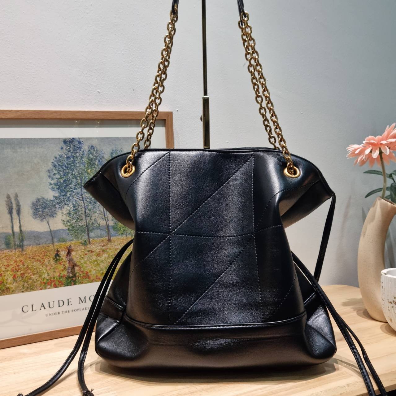 YSL jamie shopping bag ครบเครื่องตัวมัมเค้าใช้กัน ดีไซน์ใหม่! กับกระเป๋าสะพายใบใหญ่ เรียบหรู ดูปัง ดูแพง สีดำคลาสสิคตัดกับอะไหล่สีทองได้อย่างลงตัว