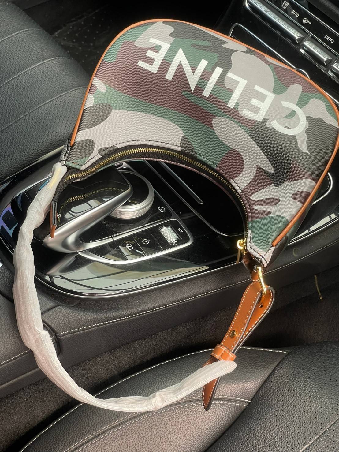 VIP 】Celine Ava Bag In Canvas With Camouflage And Celine Print รุ่นนี้ออกแนวสายลุยแต่ยังคงความคลาสสิกทั้งลายที่แสนโดดเด่น และสายแบบเข็มขัดก็เข้ากันได้ดีสุด ๆลวดลายcamo แบบสะดุดตา การใช้งานไม่ซับซ้อน ตอบโจทย์สำหรับหากสาว ๆ คนไหนที่กำลังมองหากระเป๋าสะพายไหล