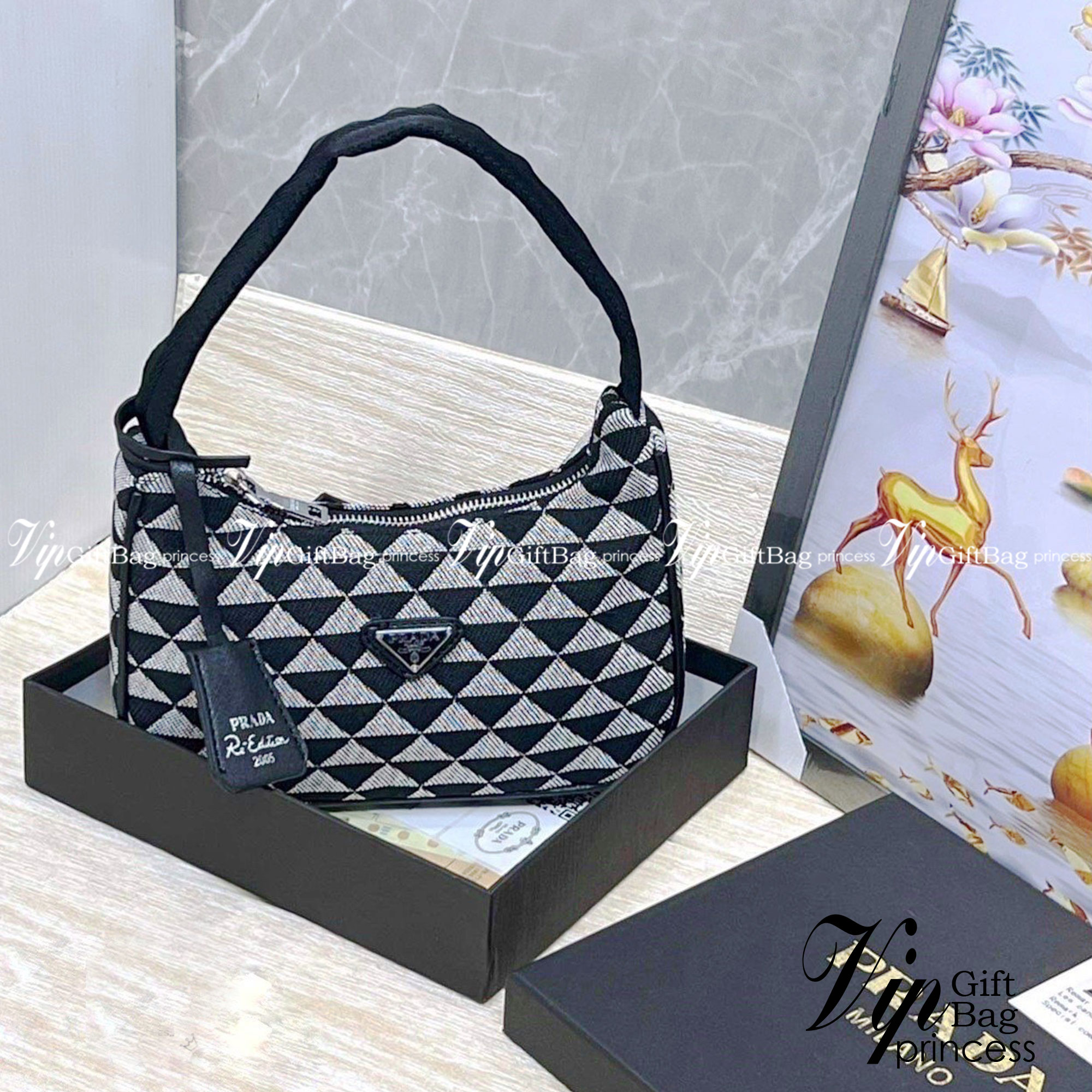 Prada Re-Edition Symbole jacquard Bag / Prada hobo shoulder bag กระเป๋าพราด้าสะพายไหล่ ลายมาใหม่ อะไหล่สีเงิน แมทง่ายได้ทุกลุค ไอเท็มสุดปัง ที่ฮิตตลอดกาลไม่ว่าจะปีไหนๆ จัดให้ครบทั้งสีขายดีและสีใหม่ล่าสุด ที่สายคุณหนูห้ามพลาด!! กับกระเป๋าสะพายทรงคลาสสิค เห