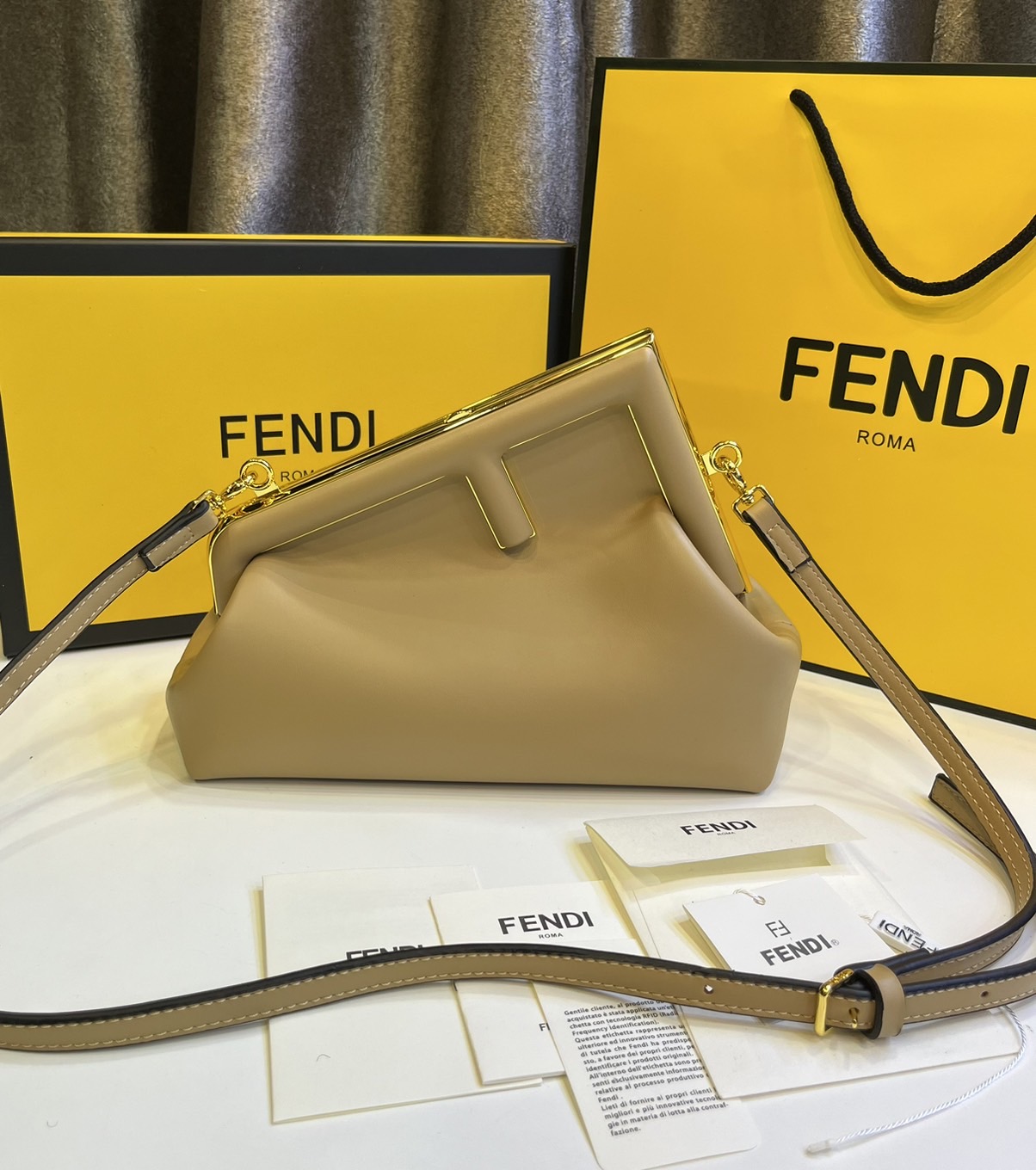 พร้อมส่ง 6 สี FENDI First Midi bag กระเป๋าทรงคลัชมาพร้อมสายสะพาย รูปลักษณ์สวยงามทันสมัย 🧡 เกรดออริจินอล 1:1 สลับแท้ ใช้งานต่างประเทศได้