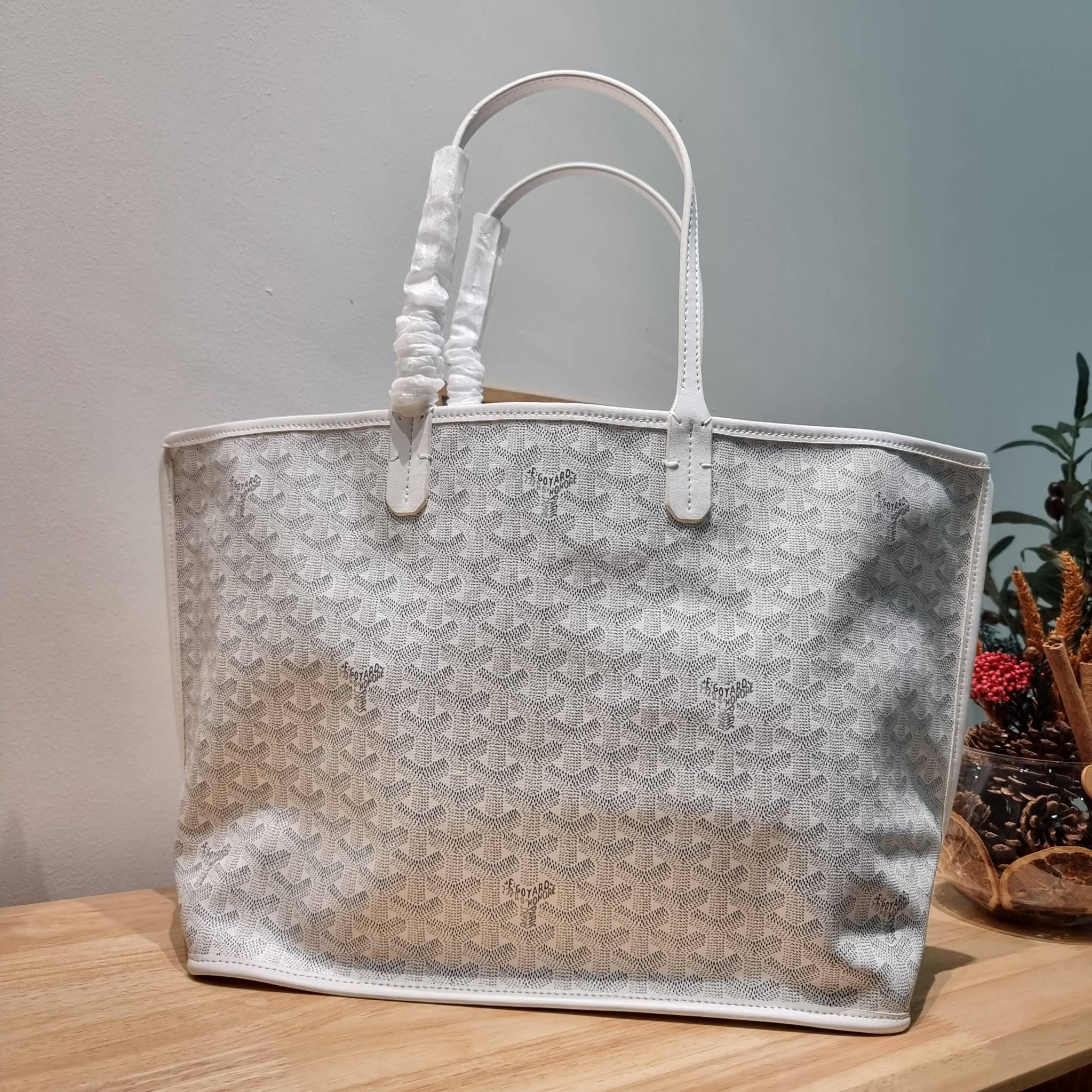 GOYARD ANJOU REVERSIBLE TOTE กระเป๋าสะพายทรงโท้ท ใบใหญ่จุใจ!! กลับด้านใช้ได้ทั้ง 2 ด้าน มาครบสีขายดี เลิศทุกสี รูปทรงคลาสสิค ดีไซน์เป็นเอกลักษณ์