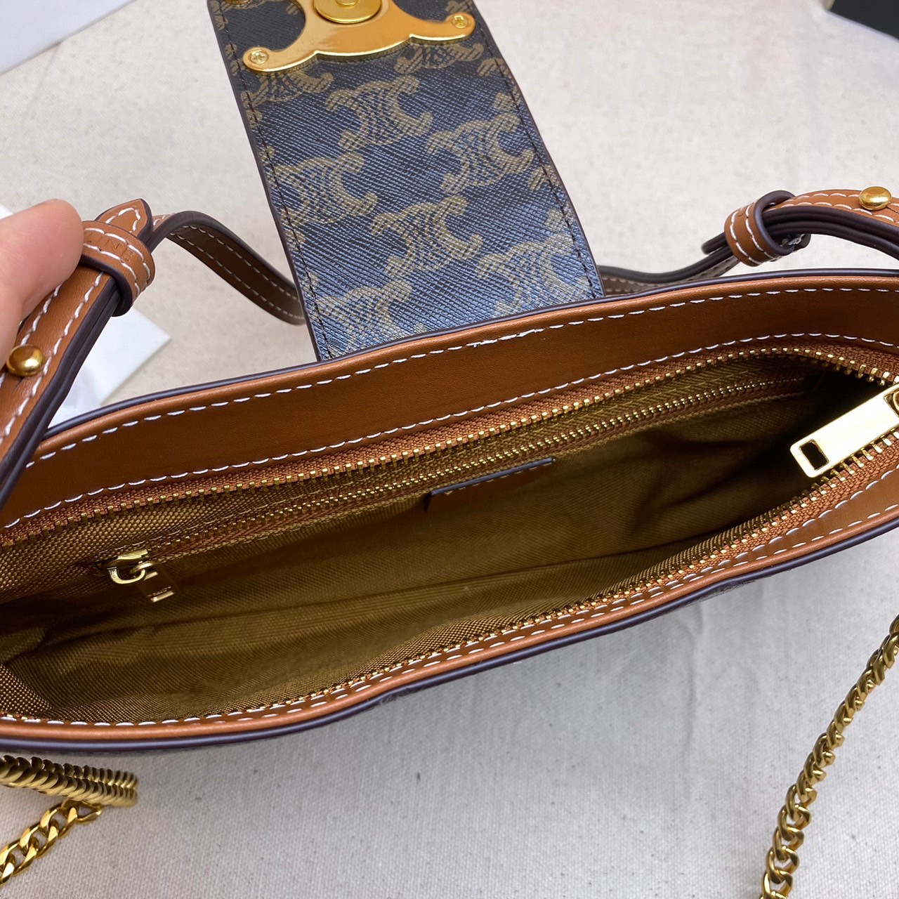 CELINE MEDIUM WILTERN BAG IN SMOOTH CALFSKIN / Celine hobo / Celine Bag พร้อมส่ง กระเป๋าถือ/สะพายโซ่อะไหล่ทองหรูหรา ทรงโฮโบ สวยผู้ดี ใช้งานง่าย โดดเด่นด้วยโลโก้สีทอง **สินค้าเกรดออริจินอล