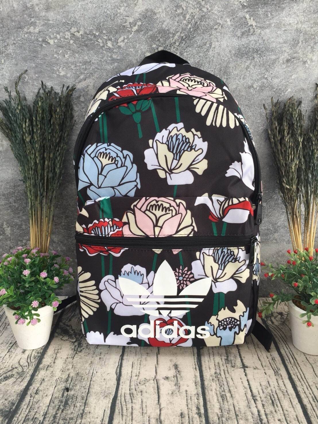 ADIDAS WOMEN ORIGINALS CROCHITA CLASSIC BACKPACK กระเป๋าเป้ แบบใหม่ล่าสุด พิมพ์ลายคลาสสิค ใช้เป็นกระเป๋านักเรียน หรือเป้กีฬาได้ ช่องใส่ของใหญ่แยกช่องสำหรับใส่หนังสือ และมีช่องหน้าใส่ของจุกจิก รูปแบบสวยทันสมัย ใช้ได้ทั้งชาย-หญิง วัสดุคุณภาพดี กันน้ำได้