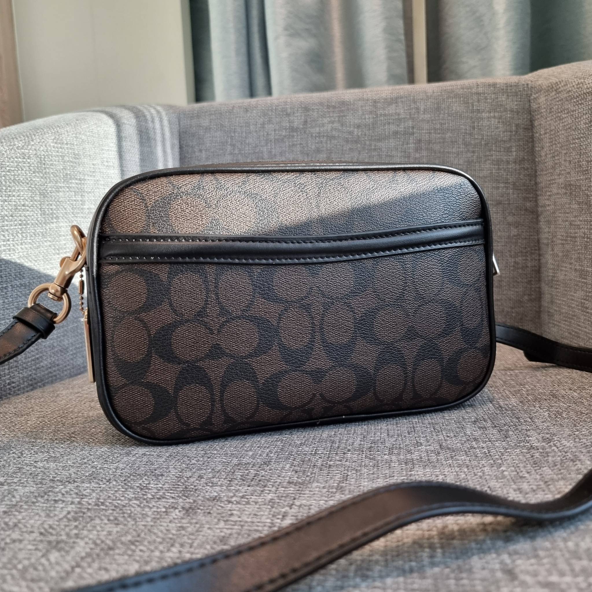 OUTLET 】COACH F68168 JES CROSSBODY IN SIGNATURE CANVAS รุ่นยอดฮิต!! กระเป๋าสะพายข้าง รุ่น 2 ซิป ใบใหญ่จุใจ สีคลาสสิคขายดี!! วัสดุหนังแคนวาสเคลือบลาย เปิด-ปิดด้วยซิป 2 ช่องหลัก ใช้งานง่าย ทรงสวยมากๆรุ่นนี้ มาพร้อมสายสะพาย crossbody ปรับได้ตามตัว ภายในใส่ขอ