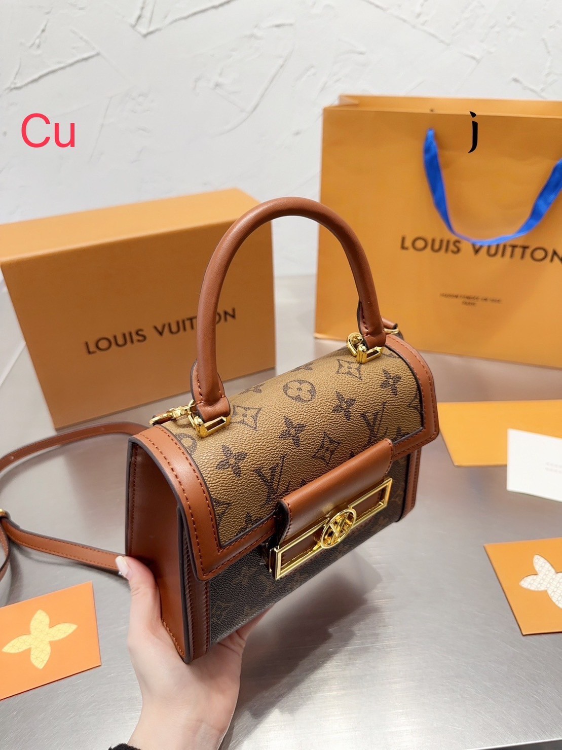 LV Dauphine Capitale Bag / LV HandBag กระเป๋าสะพายข้าง พร้อมหูจับในตัวใช้งานว่าย พิมพ์ลายโมโนแกรมสุดหรูจากแบรนด์ดัง ภายในจุของได้เยอะ ขนาดกำลังสวย ใช้เป็น every look ได้เลยค่ะ ใบนี้คือสวยหรู คุ้มสุดๆไม่ควรพลาดเลยค่า