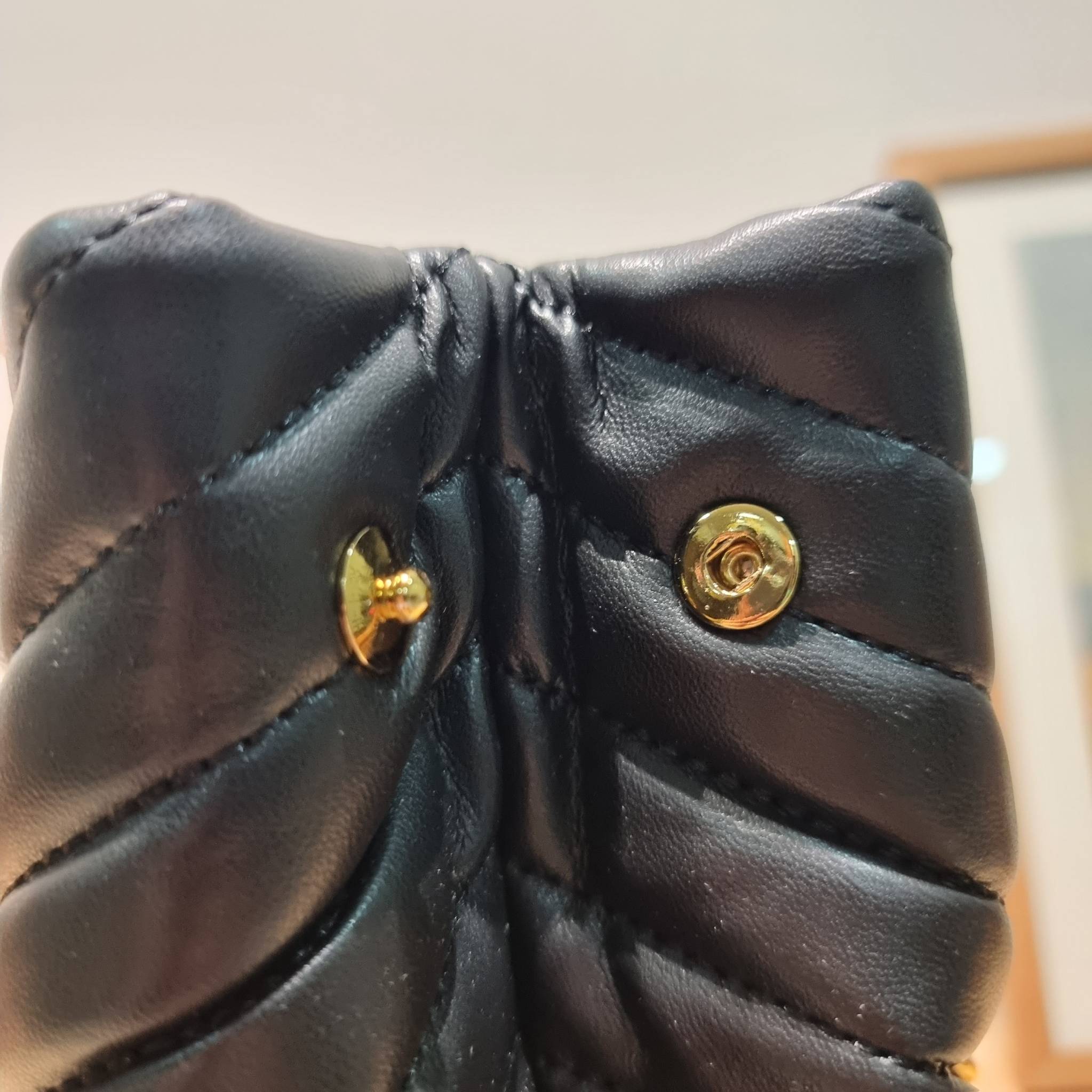 TORY BURCH KIRA CHEVRON TOTE กระเป๋าสะพายรุ่นที่ใครๆก็ต้องมี กับทรงโท้ทไซส์ใหญ่ ใช้ยังไงก็ดูหรู ดีไซน์เฉพาะตัว วัสดุหนังสัมผัสนิ่ม