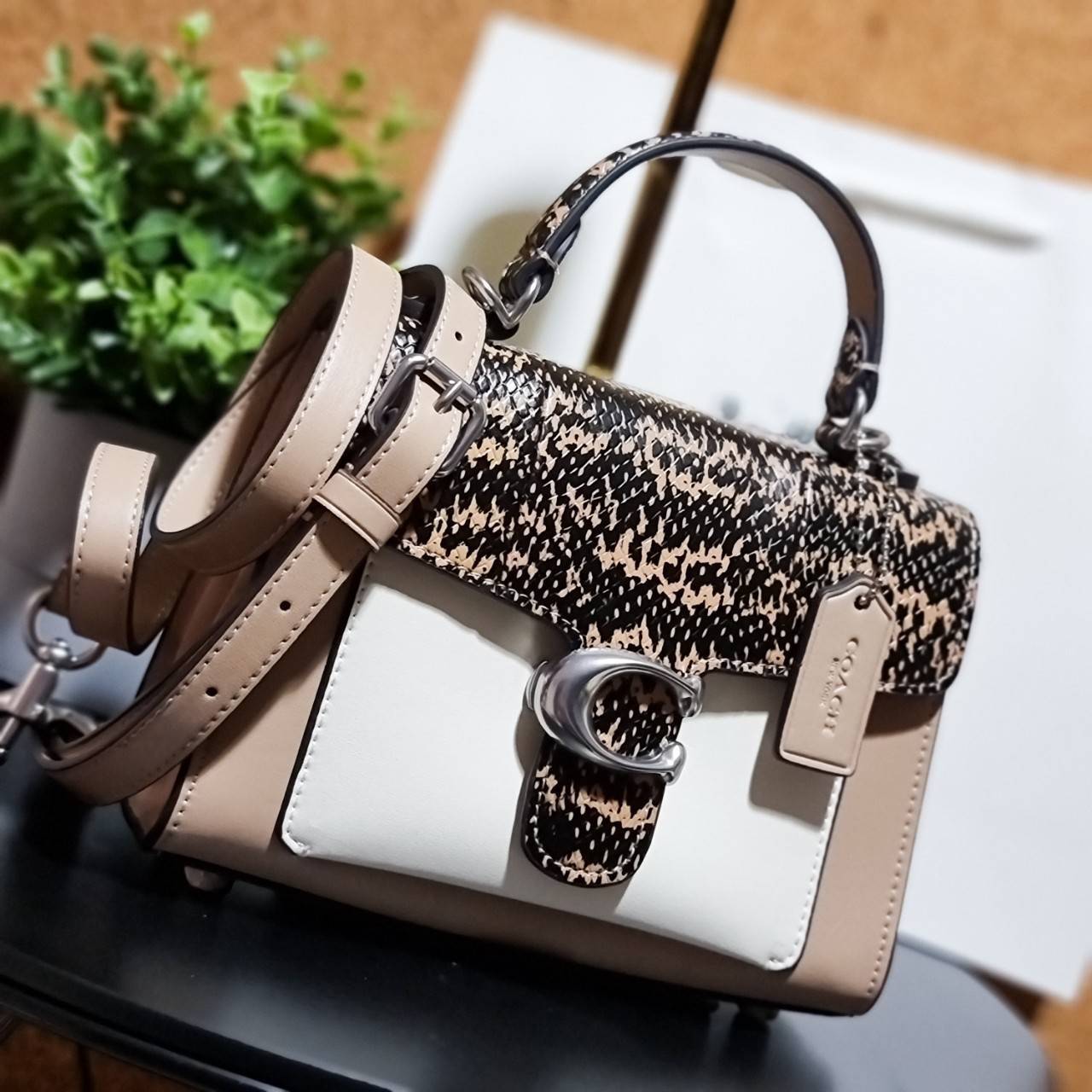 OUTLET 】COACH TABBY TOP HANDLE 20 LEATHER BAG หรูหรามากๆค่ะ สินค้าแนะนำ!! กระเป๋าถือ//สะพายข้างได้ วัสดุหนังแท้อย่างดี หนึ่งใบทำหนัง2แบบได้อย่างลงตัว สวยงาม มีอะไหล่ตัวC ใหญ่ด้านหน้าโดดเด่นหรูมากๆค่ะ 🔺เปิดปิดแบบกดล็อค ภายในมี2ช่องสำหรับใส่ของ สามา