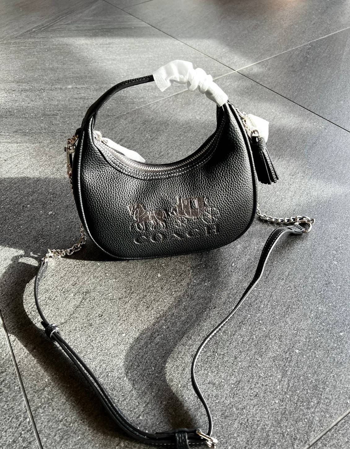 COACH CARMEN MINI CROSSBODY BAG กระเป๋ารูปทรงพระจันทร์โค้งมน น่ารักน่าใช้มากๆ!! เกรดท็อปออริ เกรดดีสุด สลับแท้ 1:1 ใช้ต่างประเทศได้