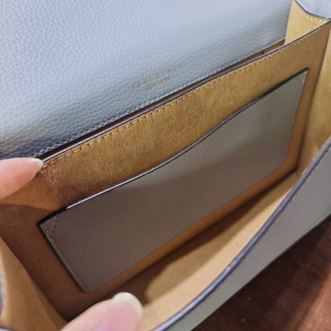TORY BURCH MILLER SHOULDER BAG รุ่นยอดนิยม รุ่นหายาก รุ่นที่สาวๆตามหา ใบนี้เลย!! สวยหรู ผู้ดีทุกสี กระเป๋าสะพายไหล่ ดีไซน์อยู่ทรง คลาสสิคแฝงความหรูด้วยโลโก้สีทองอร่ามโดดเด่น วัสดุหนัง pepble สลับหนังวัวแท้ เปิด-ปิดด้วยกระดุมแม่เหล็ก ภายในโล่งกว้างมาก แบ่ง