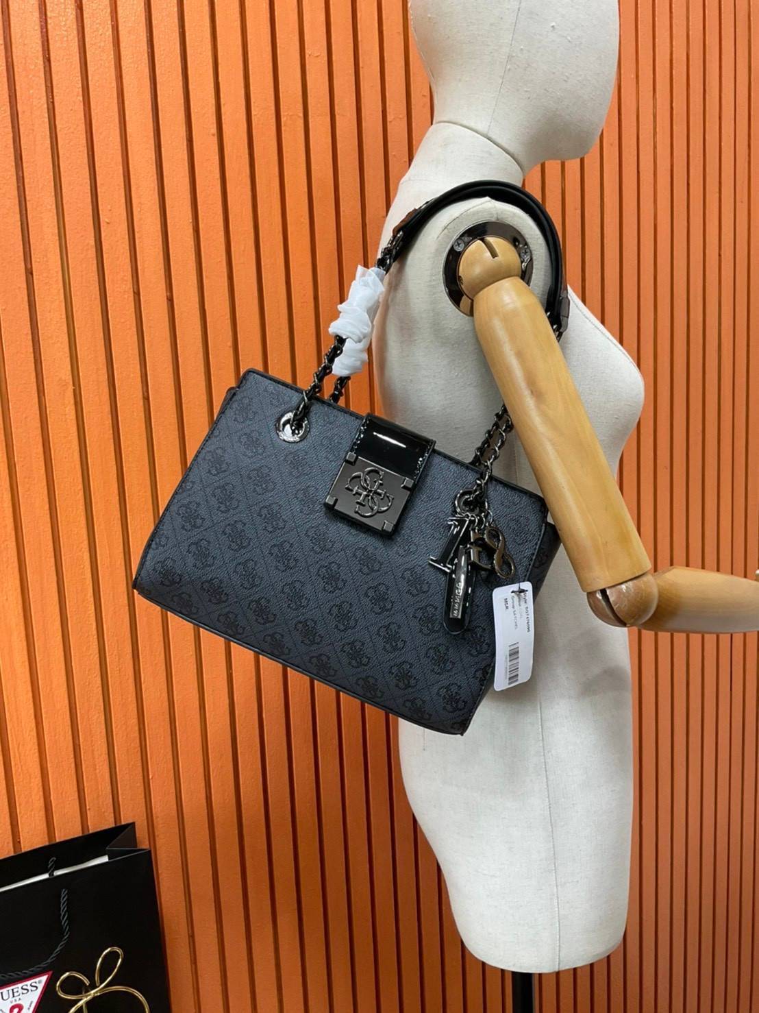 กระเป๋าสะพายไหล่ Guess Logo City Small Society Satchel กระเป๋าสะพายไหล่ ขนาดกำลังดี วัสดุ pu สวยอยู่ทรง มาพร้อมพวงกุญแจน่ารักๆ ถอดออกได้ ด้านหน้าประดับโลโก้แบรนด์ เปิดปิดด้วยซิป มี 2 ช่องหลักใช้งาน ภายในช่องซิปหน้าแยกเป็นสัดส่วนการใช้งาน ซิปช่อง 2 โล่งกว้