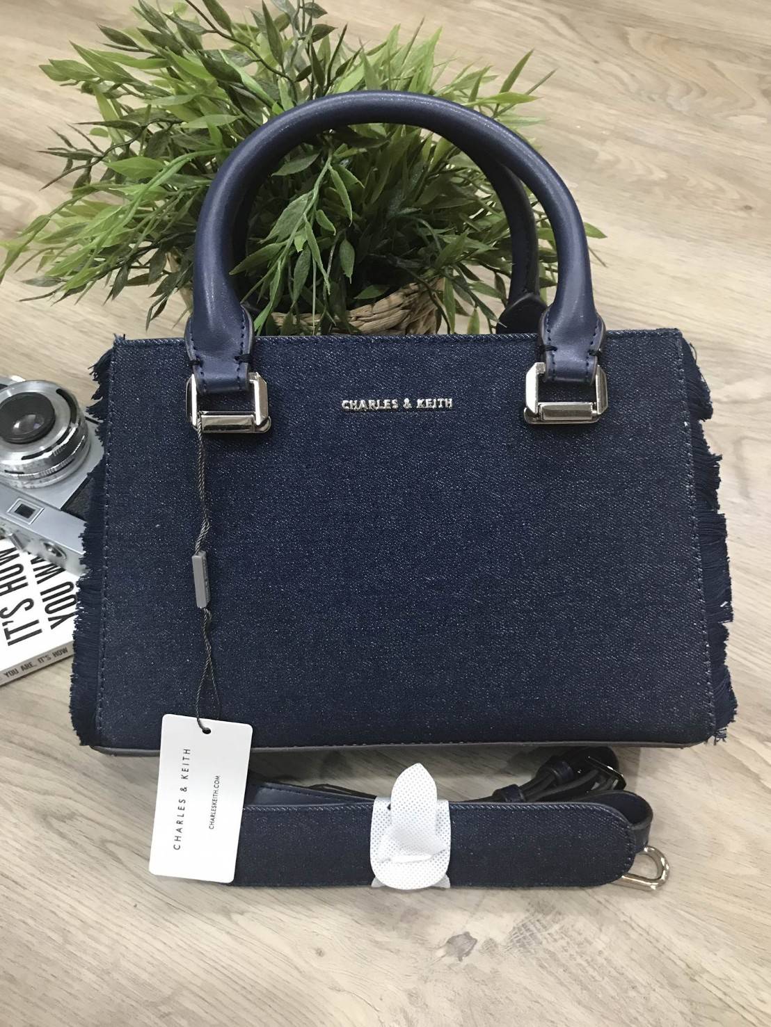 NEW! CHARLES & KEITH STRUCTURED TOP HAND BAG กระเป๋าถือหรือสะพายรุ่นใหม่ชนช็อปดีไซน์สวยอยู่ทรงขนาดกำลังดี ด้านหน้าประดับโลโก้แบรนด์ เปิดปิดด้วยแถบคาดกระดุมแม่เหล็กภายในมีช่องแบ่งแยกเป็นสัดส่วน พร้อมช่องซิปกลาง มีหมุดรองฐานกันรอยสี่มุม สายสะพายยาวถอดได้ปรั