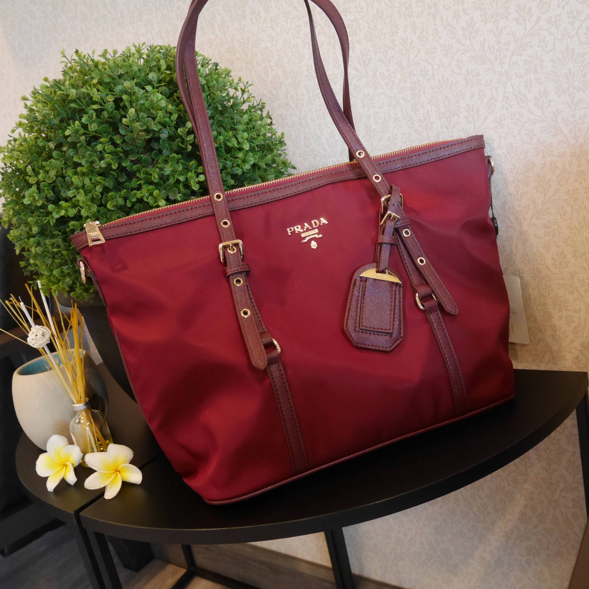 กรี้ดดด งานใบใหญ่❤ *ใส่ของจุใจ ก้มาน้าาา งานพรีเมี่ยมกิ้ฟ จากเคาเตอร์ต่างประเทศคะ จากแบรนด์ PRADA เป็น กระเป๋าผ้าไนล่อน ตามแบบฉบับของแบรนด์เลย หลงรักเลยคะ สะพายไหล่ได้ ถือก็สวยๆ ใช้แล้วสวยมากๆ ใส่ของได้เยอะเว่อร์ คุ้มราคา ห้ามพลาดเลยคะ!