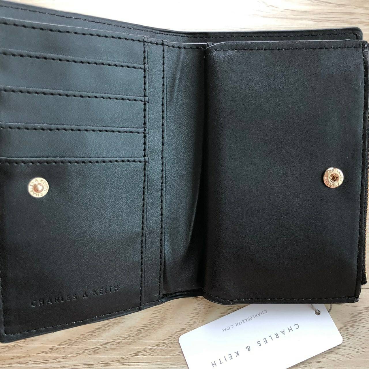 Charles & Keith Classic Snap-Button Wallet กระเป๋าสตางค์ใบสั้นพับ 2 ตอน ด้านหน้ามีโลโก้แบรนด์ เปิด - ปิดด้วยกระดุม ภายในมีช่องใส่ธนบัตร ช่องใส่บัตร และช่องซิปใส่เหรียญ