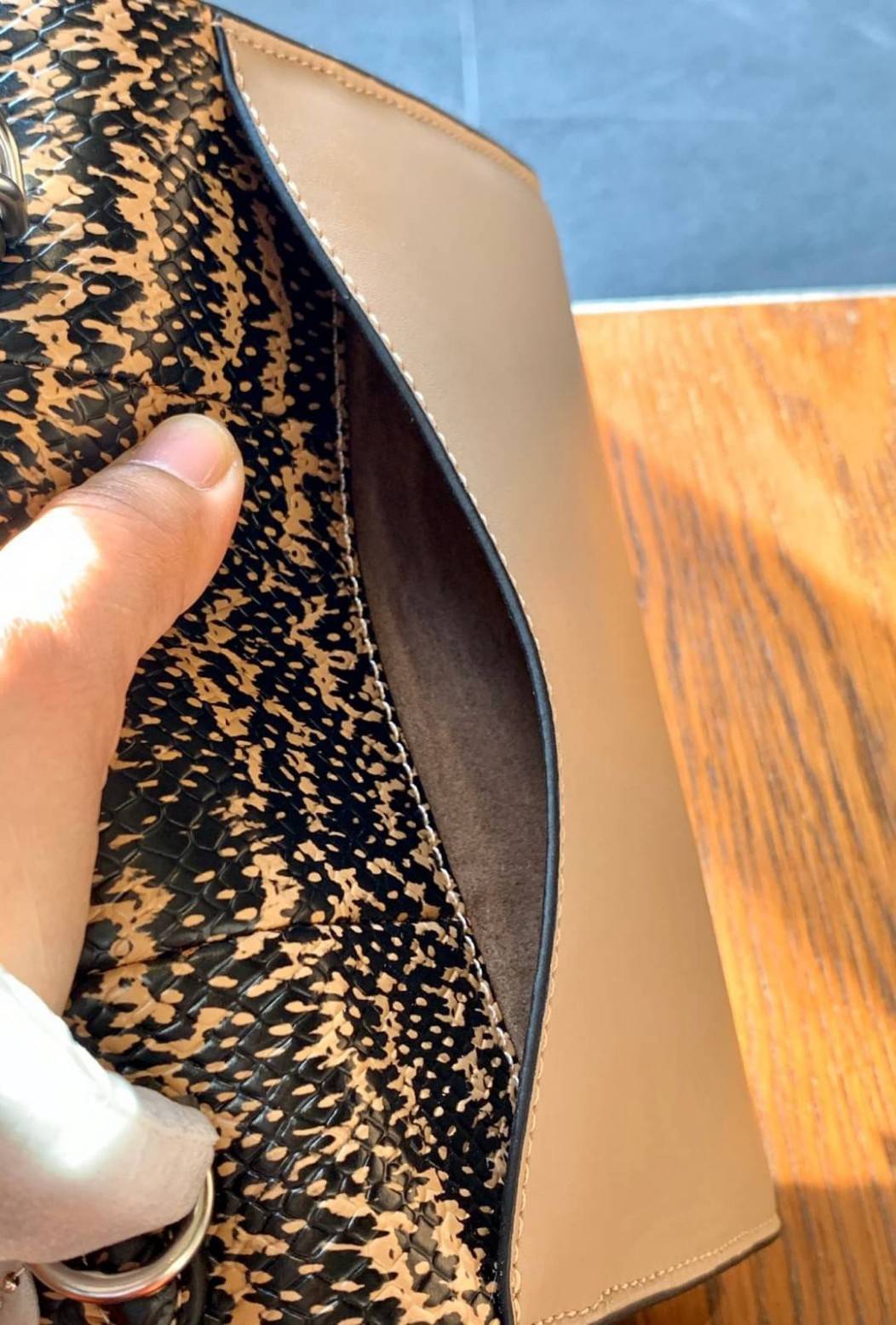 OUTLET 】COACH TABBY TOP HANDLE 20 LEATHER BAG หรูหรามากๆค่ะ สินค้าแนะนำ!! กระเป๋าถือ//สะพายข้างได้ วัสดุหนังแท้อย่างดี หนึ่งใบทำหนัง2แบบได้อย่างลงตัว สวยงาม มีอะไหล่ตัวC ใหญ่ด้านหน้าโดดเด่นหรูมากๆค่ะ 🔺เปิดปิดแบบกดล็อค ภายในมี2ช่องสำหรับใส่ของ สามา