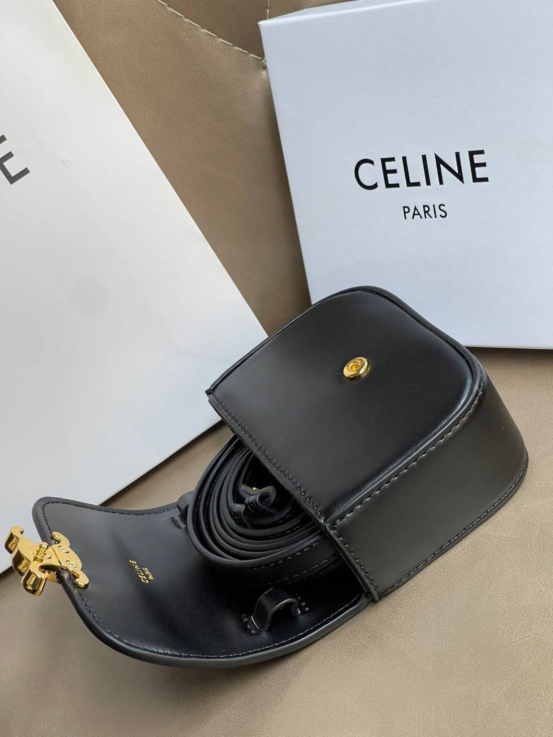 CELINE MINI TRIOMPHE IN TRIOMPHE CANVAS กระเป๋ามินิทรงชิค ดีไซน์รูปกล่องสุดแสนมินิมอล สามารถสะพายแบบ Crossbody และยังเป็น Belt Bagได้อีกด้วย วัสดุแคนวาสลาย Triomphe แบบไม่มีตกยุค ด้านหน้าโดดเด่นด้วยโลโก้สีทอง เป็นอีกหนึ่งตัวเลือกให้คุณเลือกสะพายในชีวิตประ
