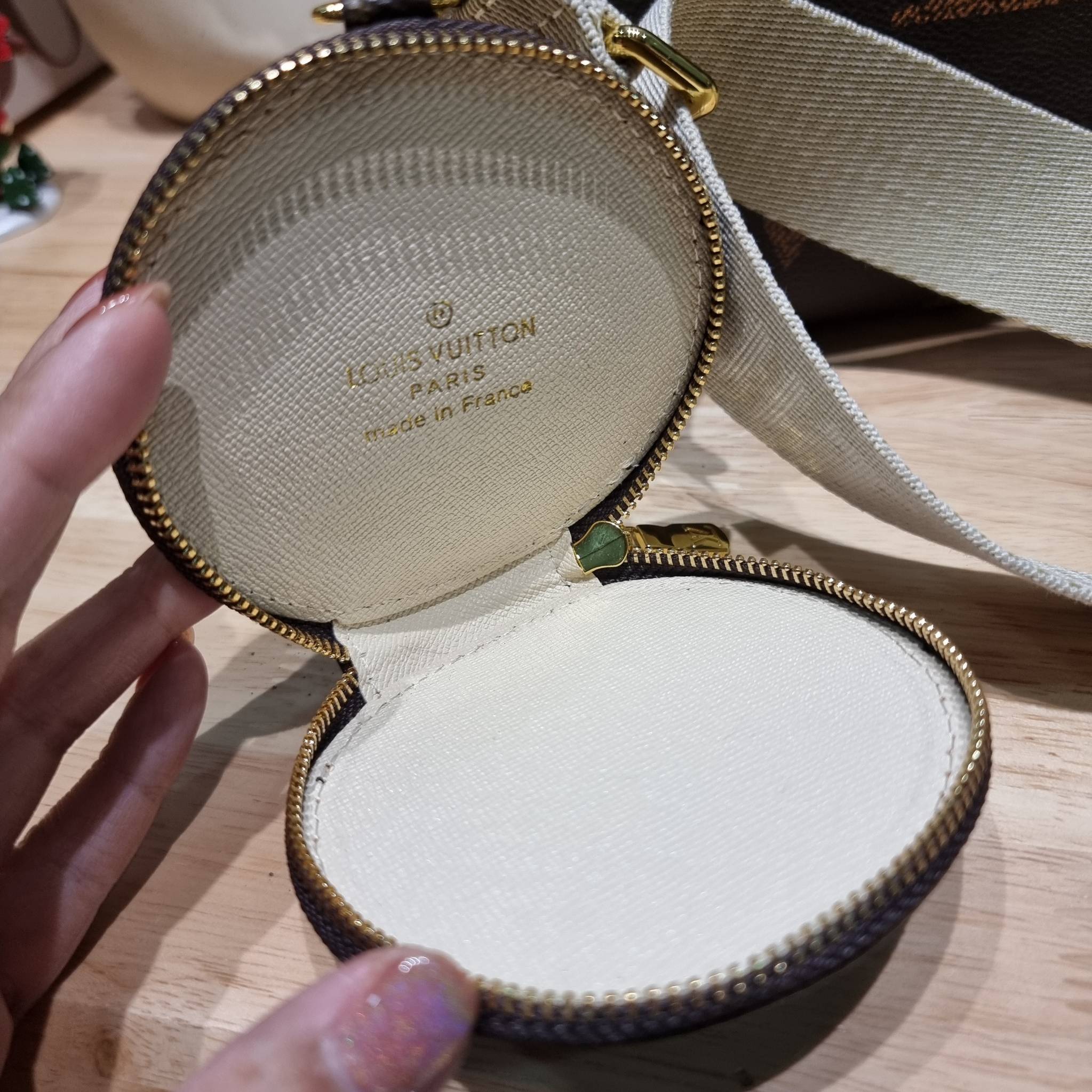 LV Onthego Small Bag กระเป๋าทรงโท้ทดีไซน์ใหม่ พร้อมสายสะพายสปอร์ตและใบลูก LV small tote with strap โทนสีคลาสสิคใช้งานง่าย ตอบโจทย์ได้ทุกลุค ทุกสไตล์