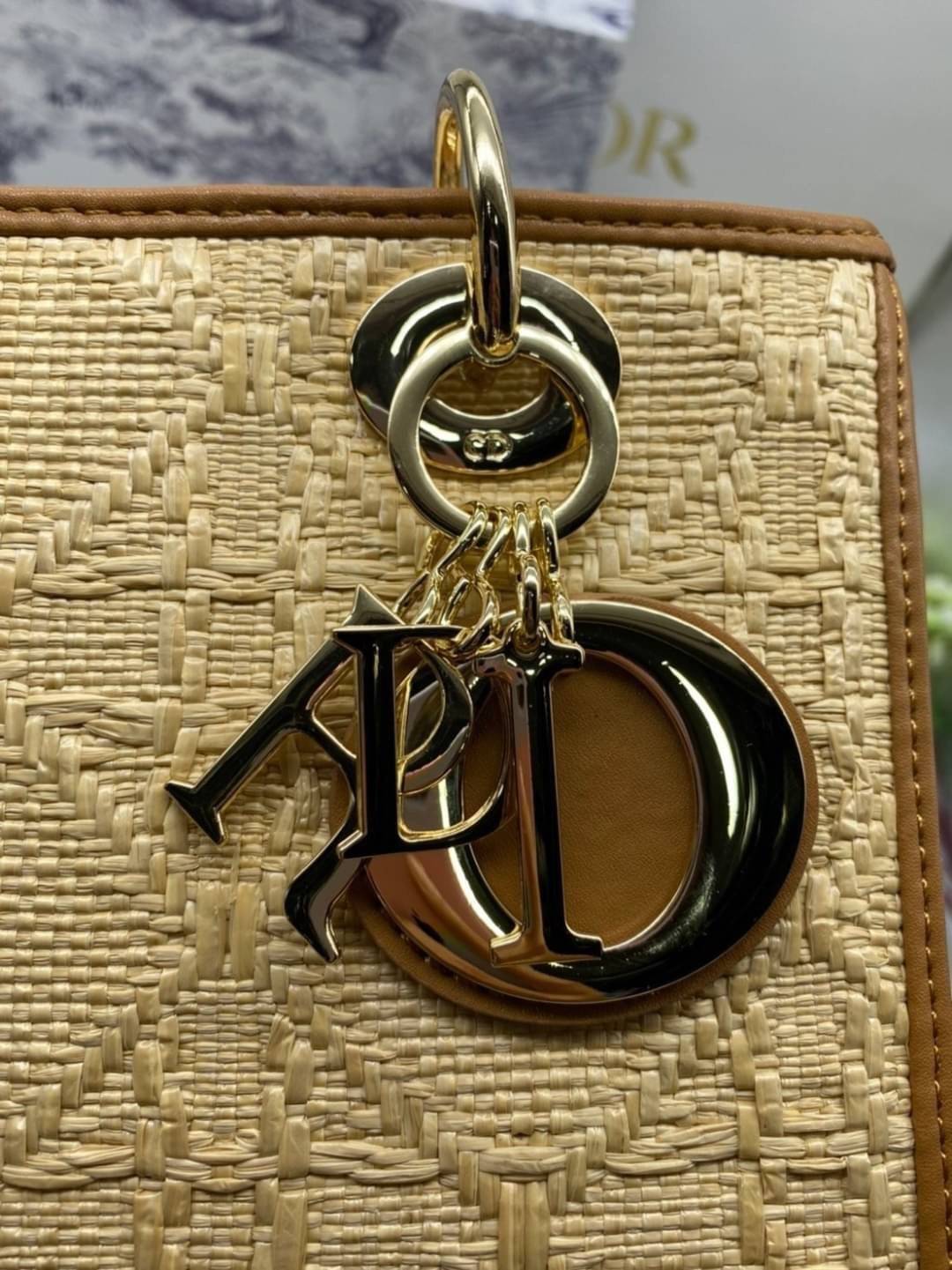 ORI 】DIOR Medium Lady Dior Bag Natural Cannage Raffia พร้อมส่งที่ไทย ภาพสินค้าถ่ายจากงานขายจริง ใช้งานต่างประเทศได้ เอกลักษณ์ของความหรู เรียบหรูมีสไตล์เหนือกาลเวลา รังสรรค์ขึ้นจากต้นปาล์มชนิดหนึ่งตามธรรมชาติ ประดับด้วยลวดลาย Cannage อันเป็นเอกลักษณ์ โดดเด