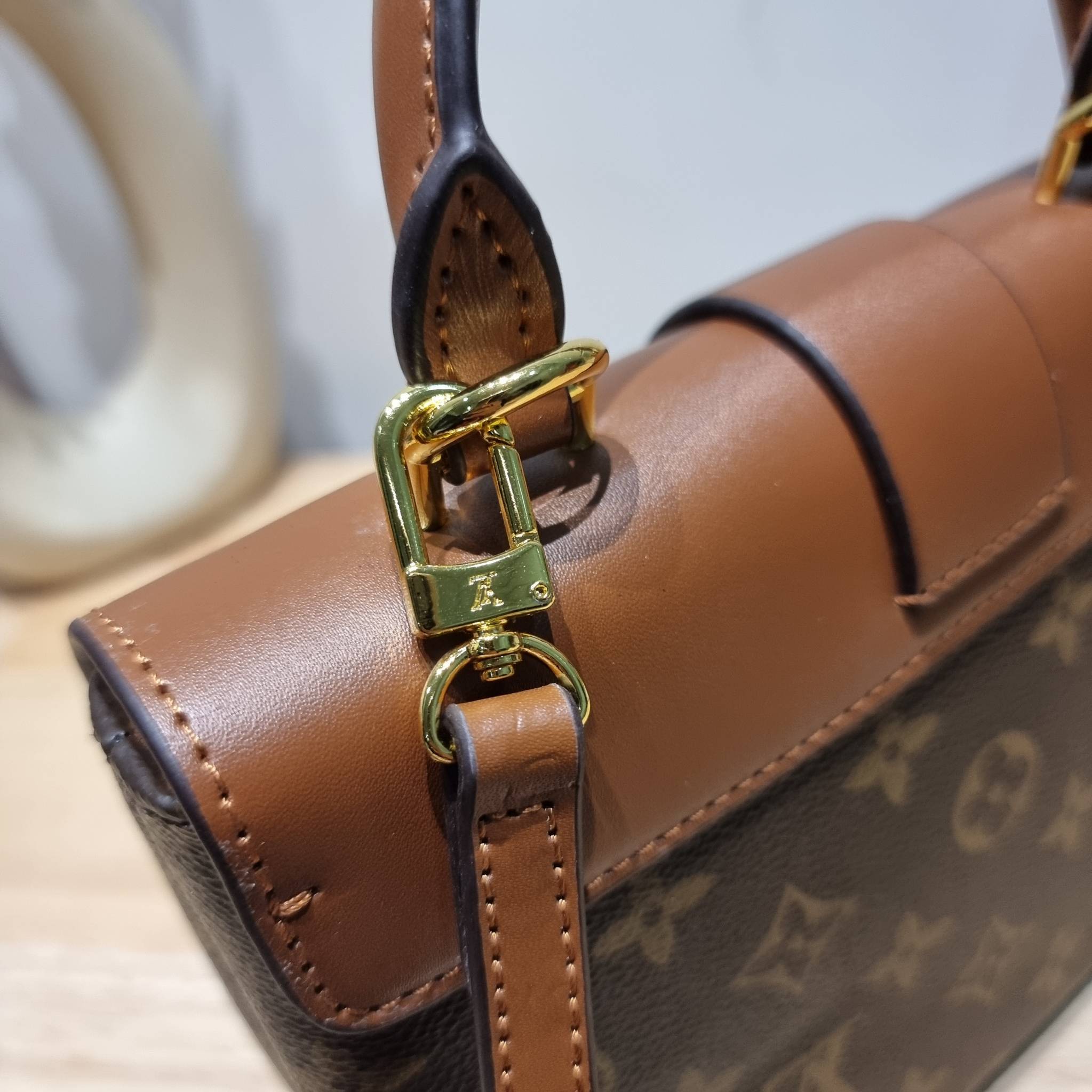 LV LOCKY BB MONOGRAM กระเป๋าสะพายข้าง ดีไซน์หรู ใหม่ล่าสุด สวยถึงบ้านได้ก่อนใคร มีใช้เลิศๆทันปีใหม่แน่นอน คุ้มที่สุด โดดเด่นด้วยอะไหล่ดัมมี่รูปกุญแจสีทอง