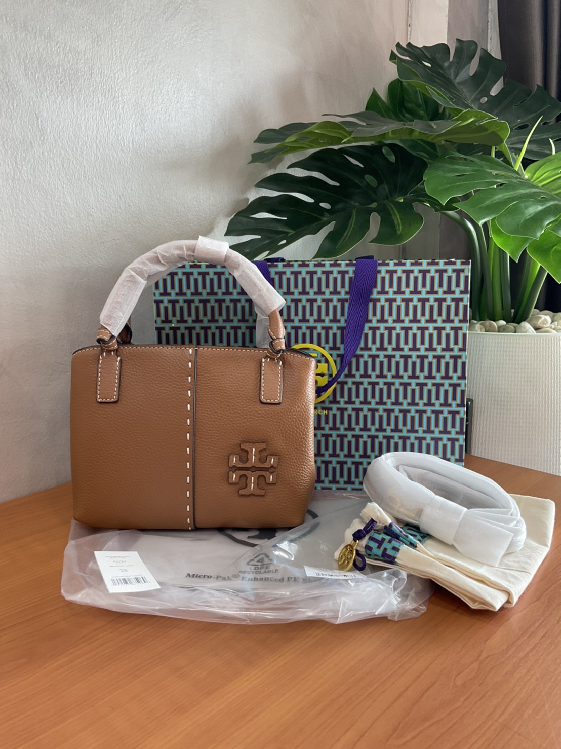 Tory Burch McGraw Mini Satchel กระเป๋าถือ/สะพาย Crossbody วัสดุหนังลูกวัวแท้ 100% ด้านหน้าประดับโลโก้หนัง ตัดเป็นรูปตัว T สัญลักษณ์แบรนด์ ตัวกระเป๋าเดินด้ายเล่นลายเพิ่มลูกเล่น เพื่อความเก๋!!