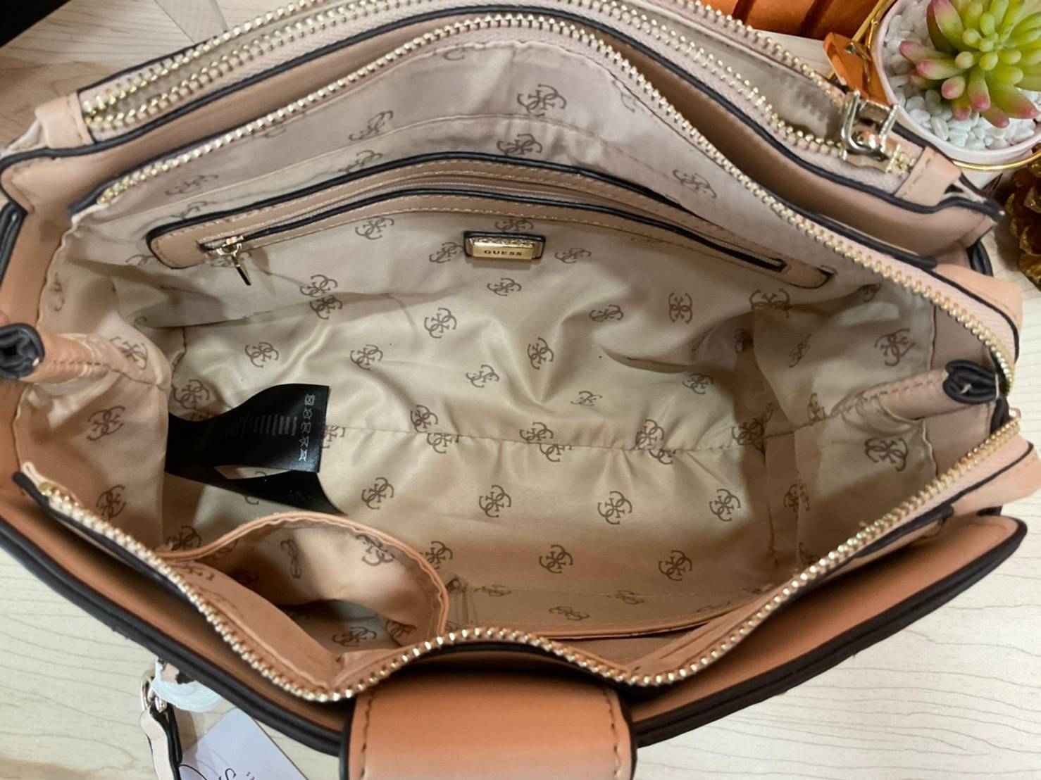 กระเป๋าสะพายไหล่ Guess Logo City Small Society Satchel กระเป๋าสะพายไหล่ ขนาดกำลังดี วัสดุ pu สวยอยู่ทรง มาพร้อมพวงกุญแจน่ารักๆ ถอดออกได้ ด้านหน้าประดับโลโก้แบรนด์ เปิดปิดด้วยซิป มี 2 ช่องหลักใช้งาน ภายในช่องซิปหน้าแยกเป็นสัดส่วนการใช้งาน ซิปช่อง 2 โล่งกว้