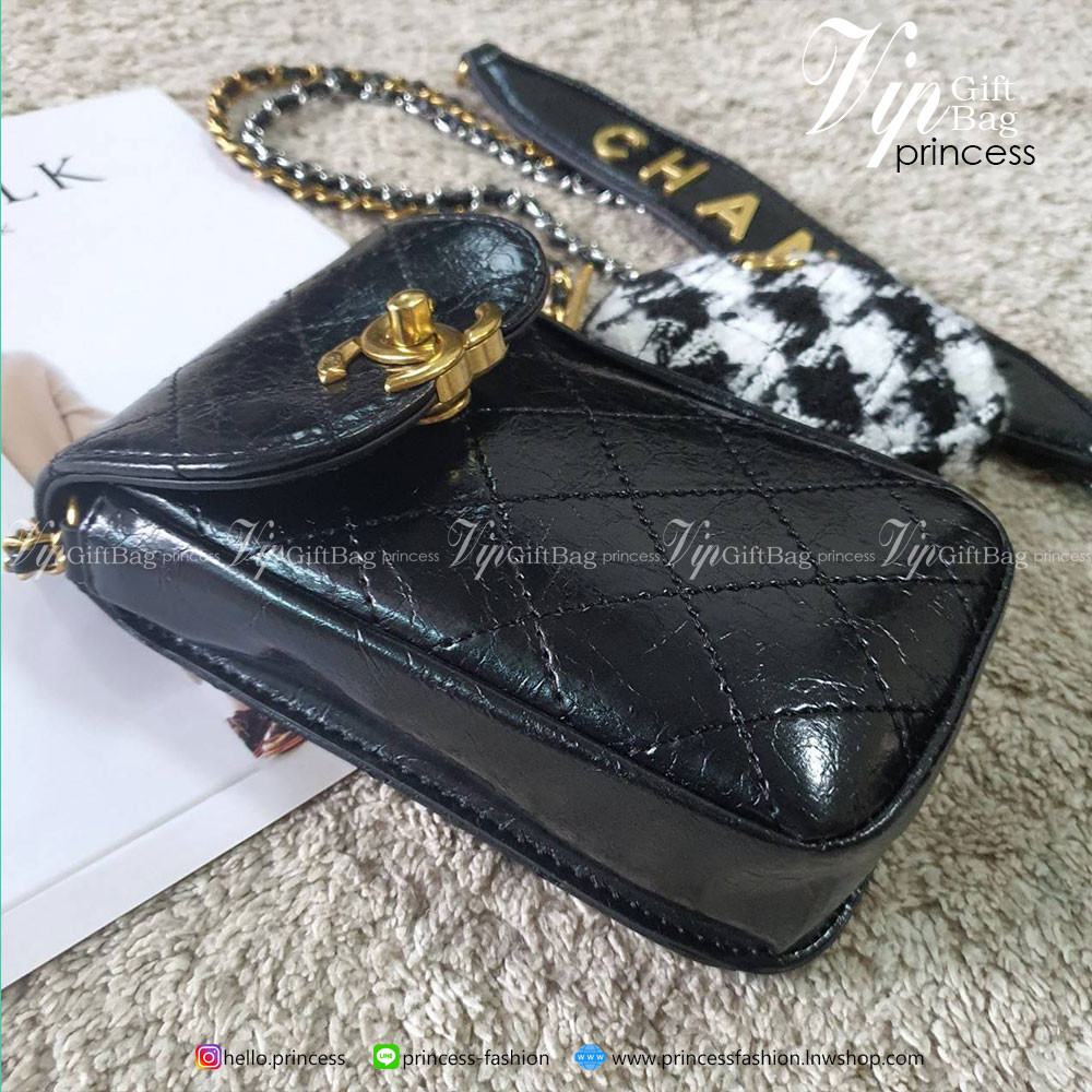 CHANEL VIP GIFT WOC BAG งาน CHANEL VIP GIFT ของแท้ 100% จากเคาเตอร์แบรนด์ CHANEL ทรงแนวตั้ฝน่ารัก ขนาดกำลังดี วัสดุหนังเรียบพิมพ์ลายยับ เปิดปิดด้วยตัวล้อคปั้มแบรนด์ อะไหล่ทอง ลายวินเทจ ด้านในใส่โทรศัพท์ได้ถึง NOTE10+ มาพร้อมสายโซ่สลับหนังเอกลักษณ์โซ่สองสี