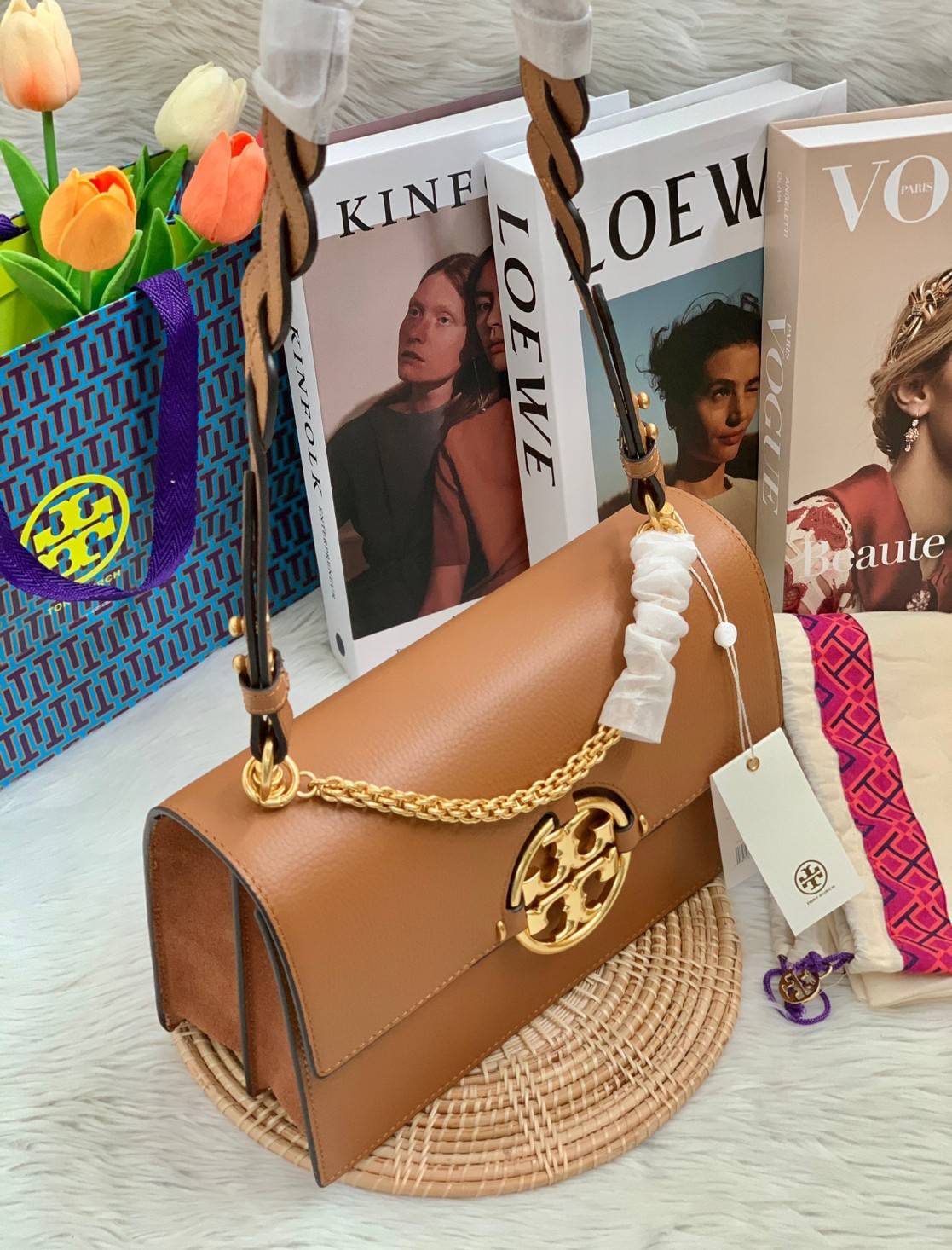 สวยจริงไม่จกตาจ้าา😘 TORY BURCH MILLER SHOULDER BAG BRAIDED STRAP LARGE ((81668)) พร้อมส่งที่ไทย! กระเป๋าหิ้วและสะพายไหล่ได้ในตัว หนังแท้ลายหนังสวยมากๆค่ะ ด้านหน้ามีอะไหล่โลโกแบรนด์ หรู สะพุดตาทีเดียว เปิดปิดกระเป๋าแบบฝาปิด ภายในมีช่องหลักใส่ของ2ช่