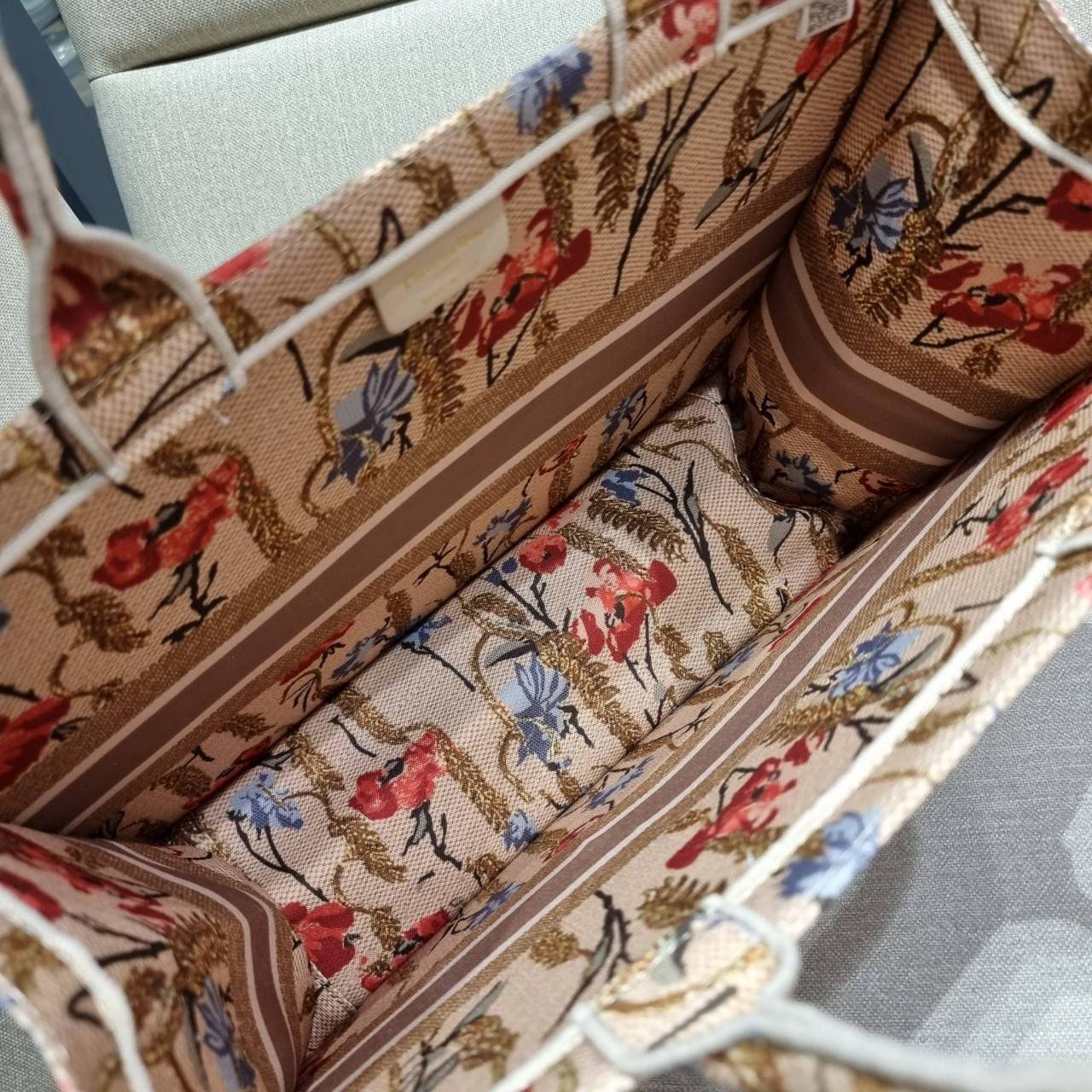 VIP 】HOT ARRIVAL!! DIOR CD SHOPPING BAG WITH GWP กระเป๋าทรงช้อปปิ้งใบใหญ่ จุใจ!! พรีเมี่ยมกิ๊ฟรุ่นดับเบิ้ลฮอต ดีไซน์คลาสสิควินเทจ สวยหรู วัสดุผ้าแคนวาสลายกราฟฟิค ภายในโล่งกว้างมากๆ ใส่ของจุสุดๆ โน้ตบุ้ค ไอแพด กระเป๋าสตางค์ มือถือ หรือเสื้อผ้ายังได้ สะพายค