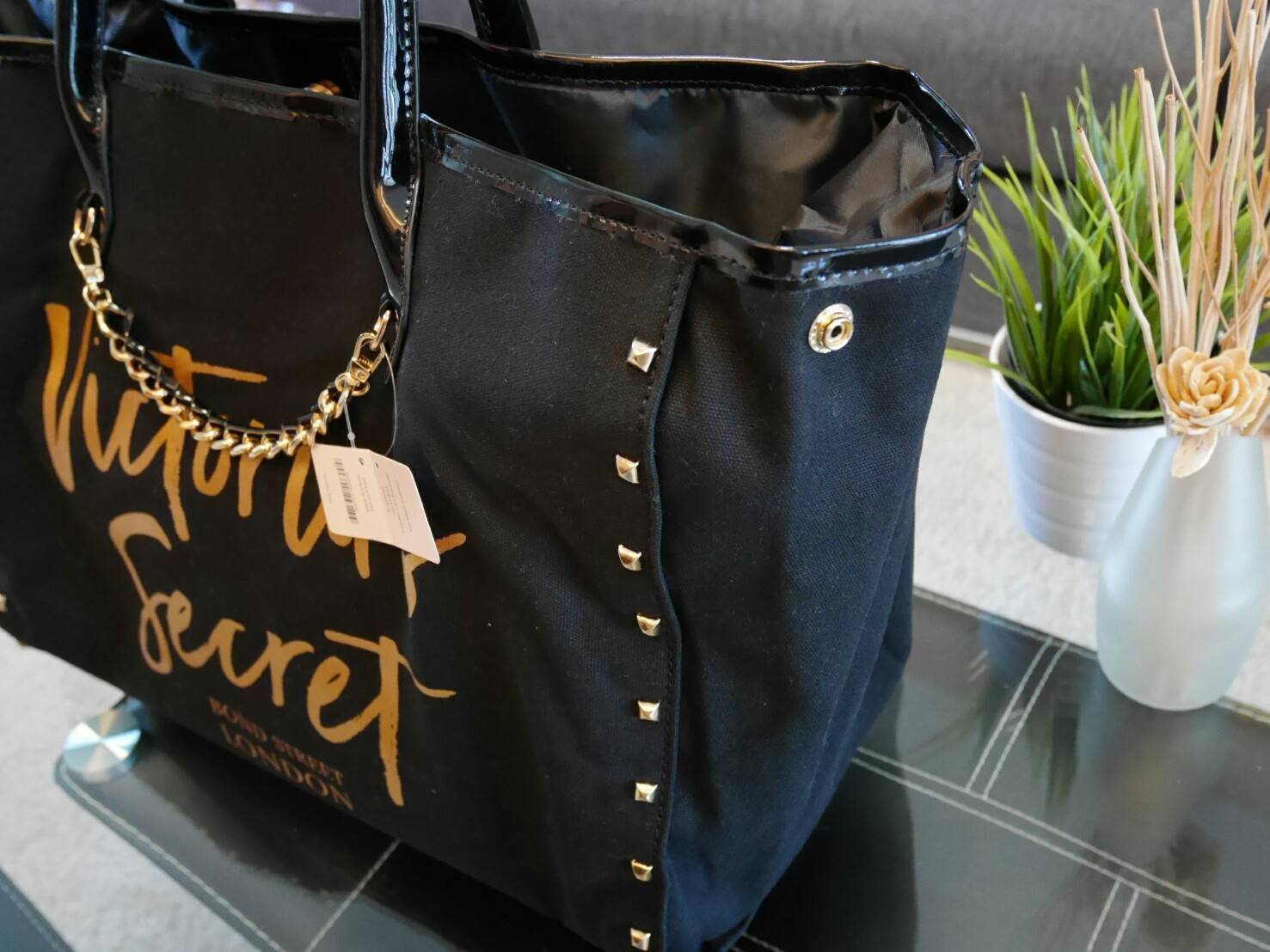 Victoria's Secret Canvas tote bag New Arrival กระเป๋าถือหรือสะพายทรง tote size L ใบใหญ่จุใจ วัสดุ Canvas หนา ด้านหน้าประดับโซ่ทอง สลับหนัง พร้อมสกรีนแบรนด์ Victoria's Secret และ ประดับหมุดด้านข้างเท่ๆห์เพิ่มดีเทล ปรับใช้ได้สองทรงค้า ภายในกว้างมี