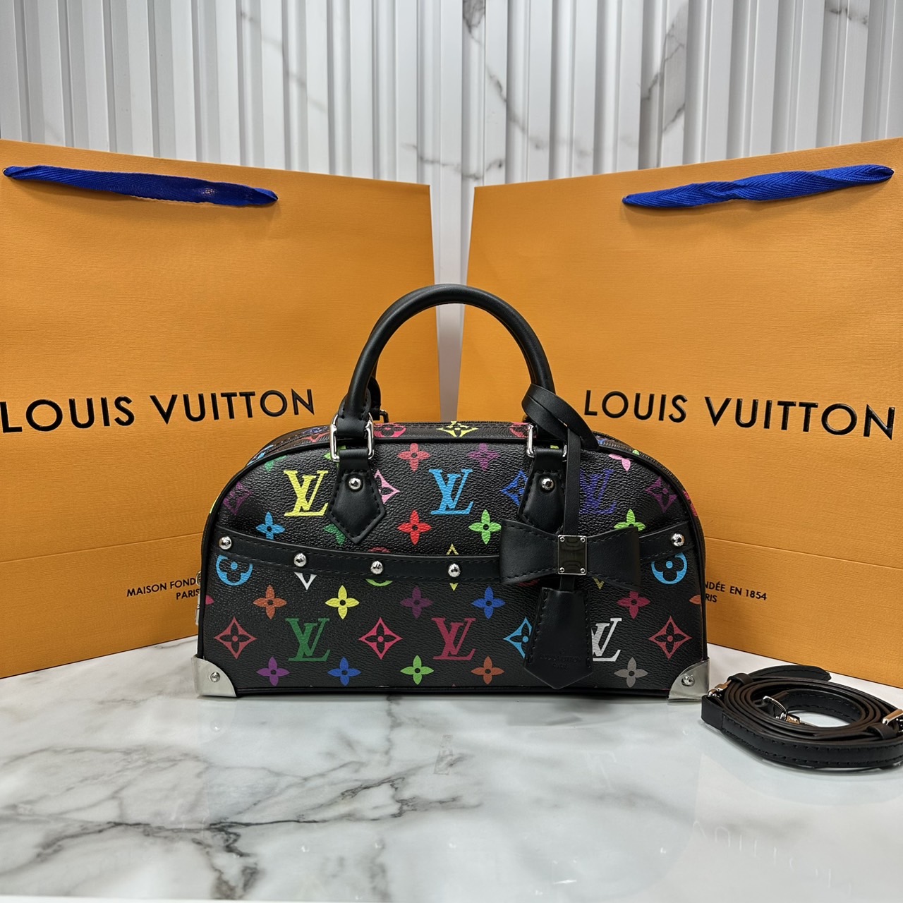 ORI | LV x TM Handbag East West Murakami ใหม่ล่าสุด กระเป๋าสะพายทรงสวย ดีไซน์ใหม่ หรู ดูผู้ดี แต่งแต้มดีเทลเปี่ยมชีวิตชีวาจากคอลเลคชั่น LV x Murakami คอมพลีตลุคด้วยที่ห้อยกุญแจรูปโบว์สุดเอ็กซ์คลูซีฟ