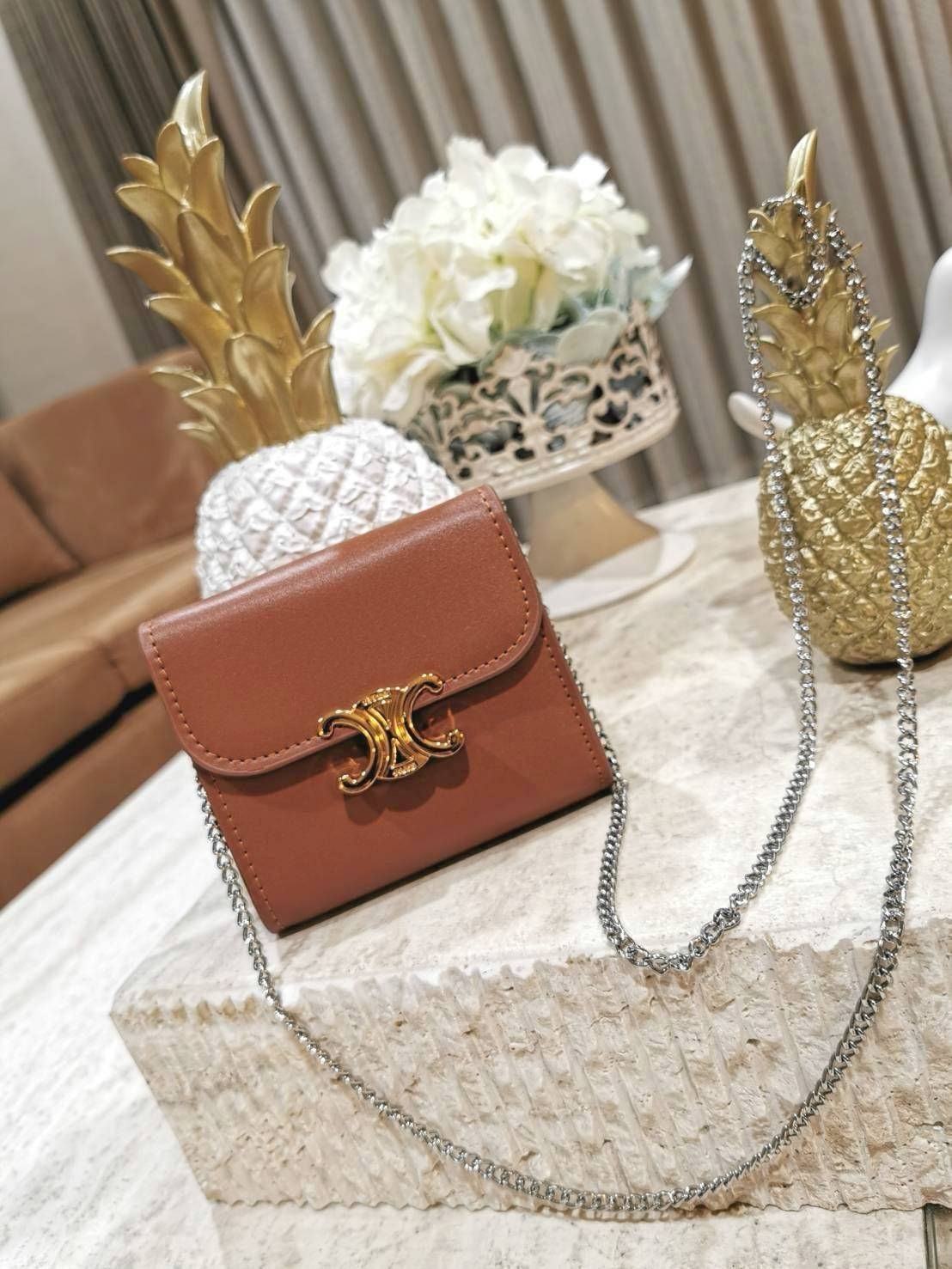 CELINE SHORT WALLET VIP กระเป๋าสตางค์ซีลีน หนังเรียบสวยอยู่ทรงมีโลโก้ด้านหน้าเปิดปิดด้วยฝาพับกระดุม ภายในมีช่องแบ่งหลายช่อง มีช่องใส่บัตรหลายช่อง ช่องใส่เหรียญ ช่องใส่ธนบัตร ใส่แบงก์พันได้เหมือนกระเป๋าสตางค์ยาวไอเท็มแนะนำ ล๊อตพิเศษ!! แถมสายโซ่สามารถสะพายไ