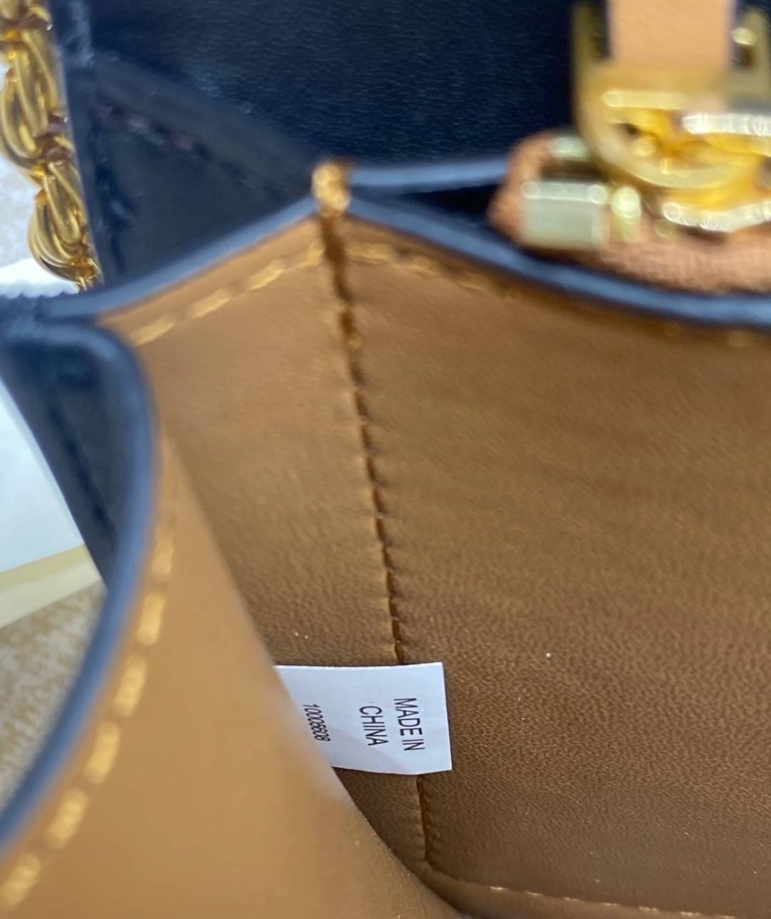 Tory Burch Eleanor Medium Convertible Shoulder Bag / Tory Burch 75003 ฮอตไอเท็ม รุ่นนี้ขายดีขายหมด สวยหรู คุณหนู ผู้ดี!! หายากมากแล้วน้า กระเป๋าสะพายข้าง ดีไซน์อยู่ทรง ขนาดกำลังสะดวกใช้สำหรับสาว เปิด-ปิดด้วยแถบแม่เหล็ก ภายในแบ่งสัดส่วนได้เป็นอย่างดี
