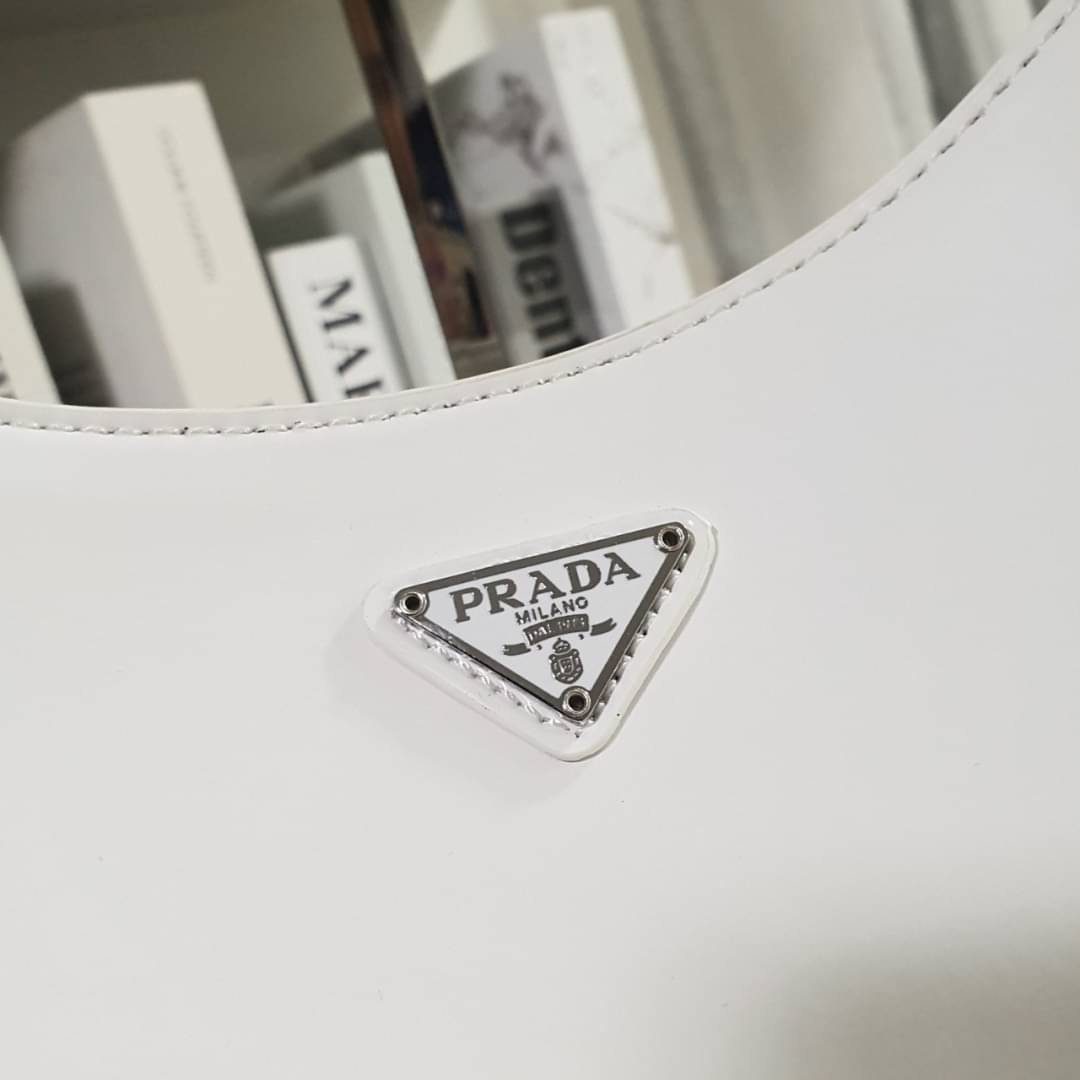 Prada Cleo brushed leather shoulder bag กระเป๋าทรงสวยยอดฮิต กับแบรนด์ PRADA งานพรีเมียมกิ้ฟท์จากแบรนด์ ทรงสะพายไหล่สวยหรูอยู่ทรง PRADA CLEO หนังเรียบดำเงาหรูสุดคลาสสิต เปิดปิดด้วยกระดุมอะไหล่เงินทั้งใบ ด้านในใส่กระเป๋าสตางค์ยาว มือถือ ของจุกจิกได้เยอะ มีป