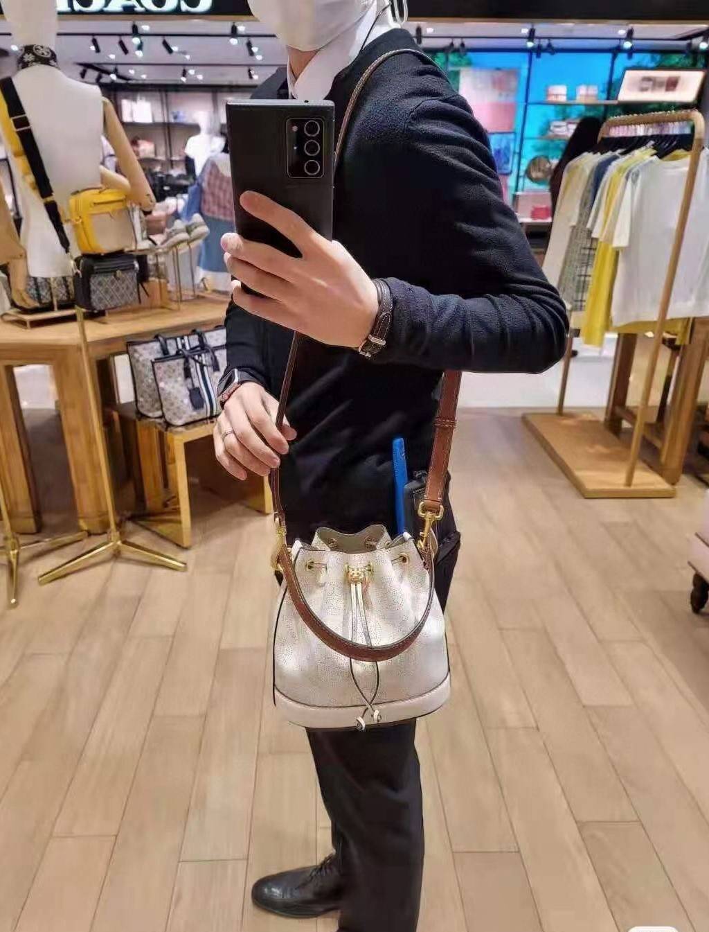 ของแท้ 💯% 】Tory T Monogram Perforated Bucket Bag New collection กระเป๋าถือหรือสะพาย ใหม่ล่าสุด สีขาวงาช้าง งานประณีตมาก วัสดุหนังวัวแท้ ลายฉลุ จะถือหรือสะพายได้หมด