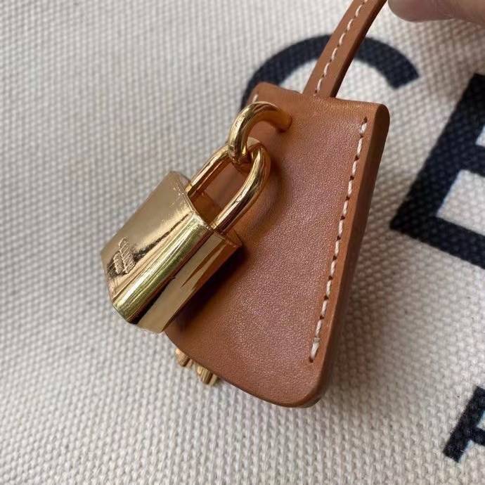 VIP GIFT หนังแท้ CELINE KEEPALL LARGE VOYAGE BAG IN TEXTILE WITH CELINE PRINT AND CALFSKIN BAG ใบใหญ่จุสัมภาระได้เยอะสุดๆ สวยหรูสุดคลาสสิค ดีไซน์ไม่มีเอ้าท์ เปิดปิดด้วยซิปแบรนด์ พร้อมห้อยแม่กุญแจอะไหล่แบรนด์สีทอง ภายในโล่งกว้างและจุมากใช้เป็นกระเป๋าเดินทา