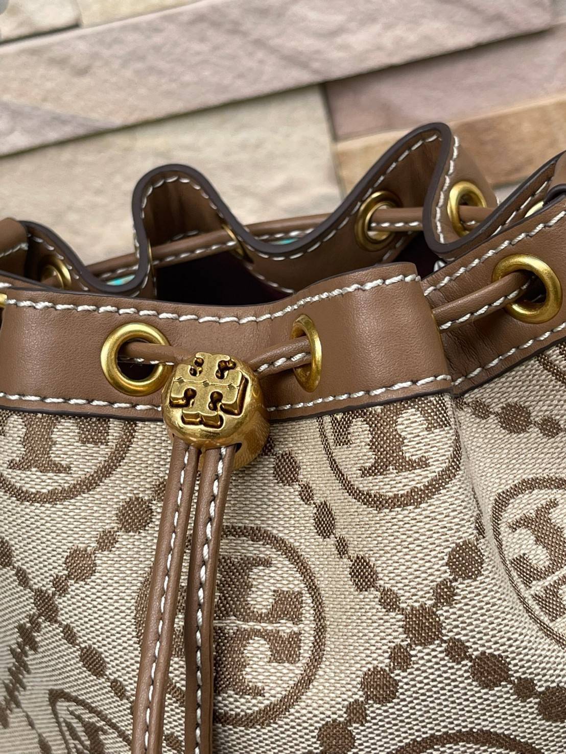 Tory Burch T Monogram jacquard bucket bag เปิดตัวกระเป๋า T MONOGRAM รุ่นใหม่ล่าสุดจาก TORY BURCH ครั้งแรกกับโมโนแกรม ที่ได้รับแรงบันดาลใจมาจากโลโก้สุดคลาสสิก กลับมาอีกครั้งในรูปแบบของ ลวดลาย T Monogram ที่ผสมผสานความร่วมสมัยเข้ากับความเป็นเอกลักษณ์ของแบรน