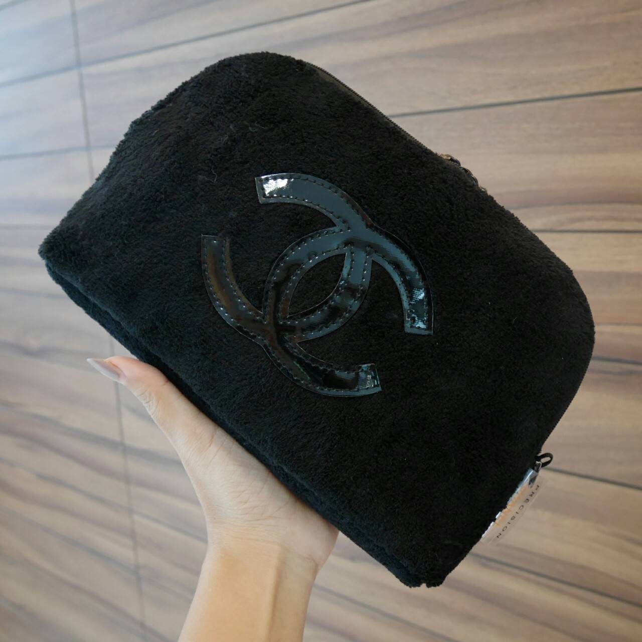 New Arrival!! อีกหนึ่งทรงขายดี กับรุ่นนี้คะ Chanel Precision wolf crossbody bag with chain กระเป๋าทรงโดมผ้าวูฟขนนุ่มเต็มใบ ด้านหน้าปักโลโก้CC หนังแก้วสวยหรู ด้านในเปิดปิดด้วยซิปบุผ้าสีแดงปั้มแบรนด์สวยหรู สายโซ่อะไหล่รมควัน ถอดถือเป็นคลัชต์ออกงานได้! 2IN1 