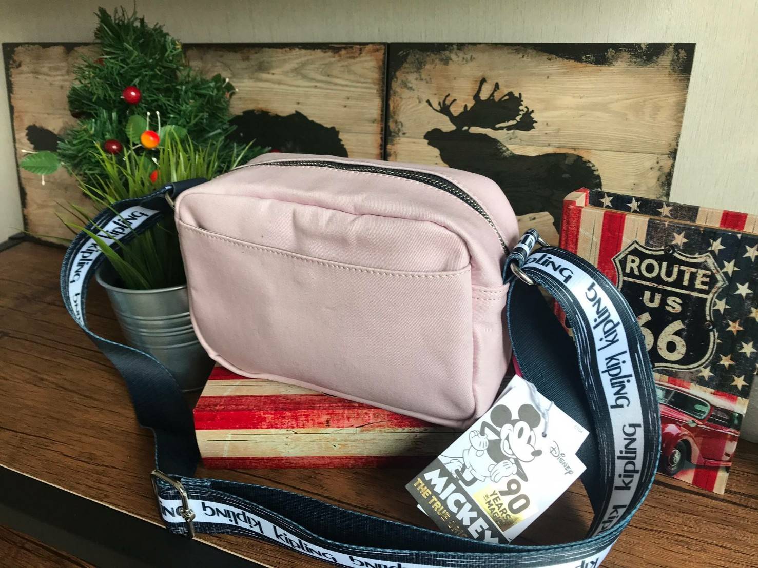 Disney's Mickey&Jungle Book Veni Crossbody Bag รุ่นLimited Edition ทรงสะพายข้าง ขนาดกำลังดี วัสดุpolester100% ดีเทลด้านหน้าลายการ์ตูนของวอลด์ดิสนีย์ เปิดปิดด้วยซิปเดียวด้านบน ภายในกว้าง มีช่องซิปและที่ห้อยพวงกุญแจ ฐานกว้างจุของได้เยอะสามารถสะพายได้ทั