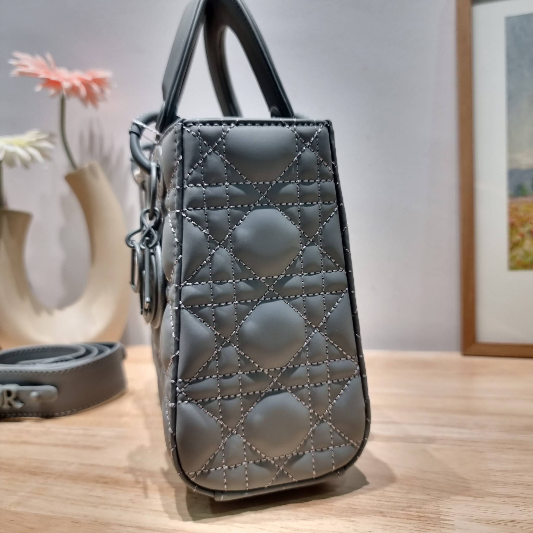 SMALL LADY DIOR MY ABCDIOR BAG Ultramatte Cannage Calfskin / CD LADY ULTRAMATTE BAG พร้อมส่ง กระเป๋าสะพายข้าง ดีไซน์เรียบง่าย แต่แฝงไปด้วยความหรูหรา ทรงกล่องคลาสสิค โดดเด่นด้วยพวงกุญแจอะไหล่สีเดียวกับตัวกระเป๋า ผิวแมทท์ ลายเส้นซ้อนทับสวยงาม